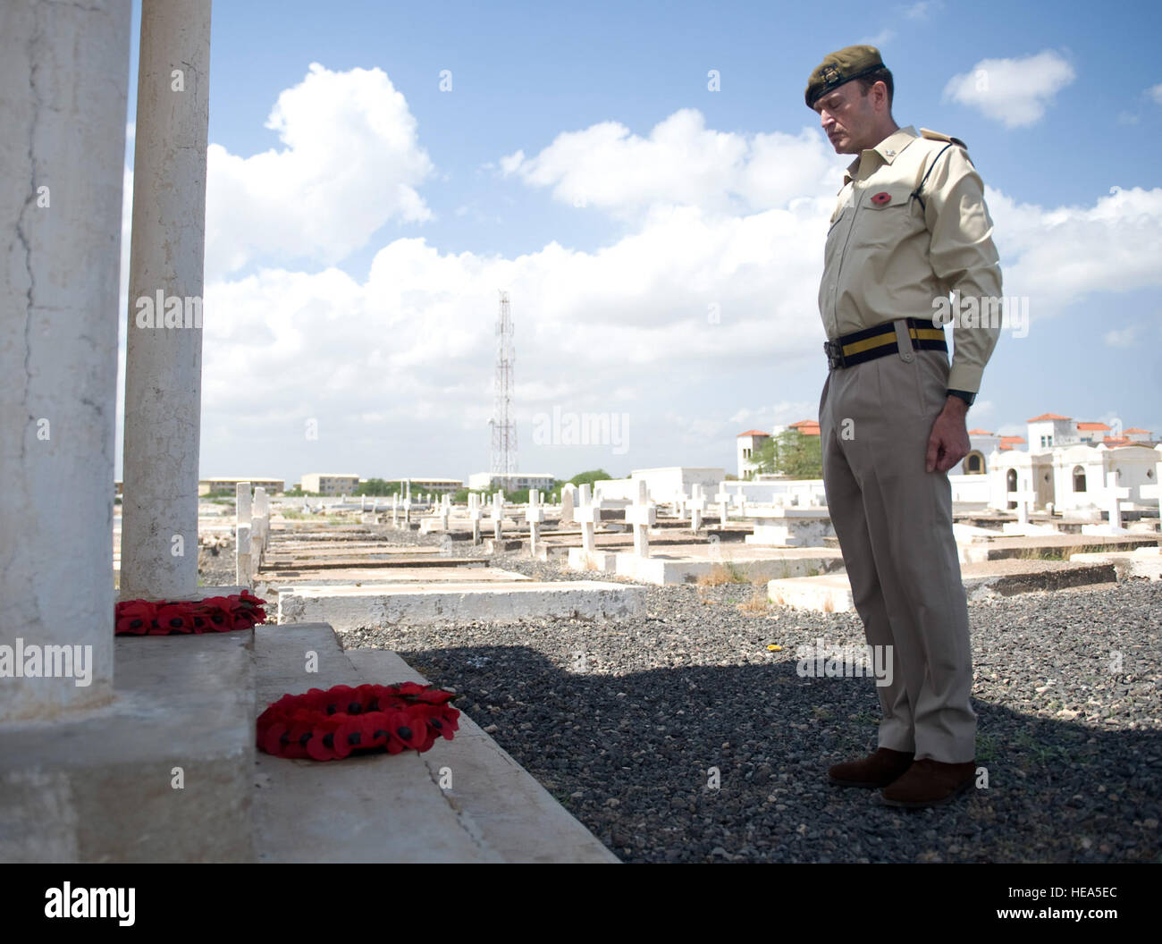 Le colonel de l'armée britannique Mike Scott, l'agent de liaison de l'armée britannique représentant l'armée britannique, s'incline la tête après la pose d'une couronne de fleurs de pavot sur un mémorial au cours d'une cérémonie le Dimanche du souvenir, le 13 novembre, à l'Djibouti nouveau cimetière européen ici. Au cours de la cérémonie, les participants ont rendu hommage à ceux qui ont fait le sacrifice ultime pour la liberté par des chansons, des prières, des poèmes et l'écriture, deux minutes de silence et le dépôt de couronnes de fleurs de pavot et un drapeau des États-Unis. Banque D'Images