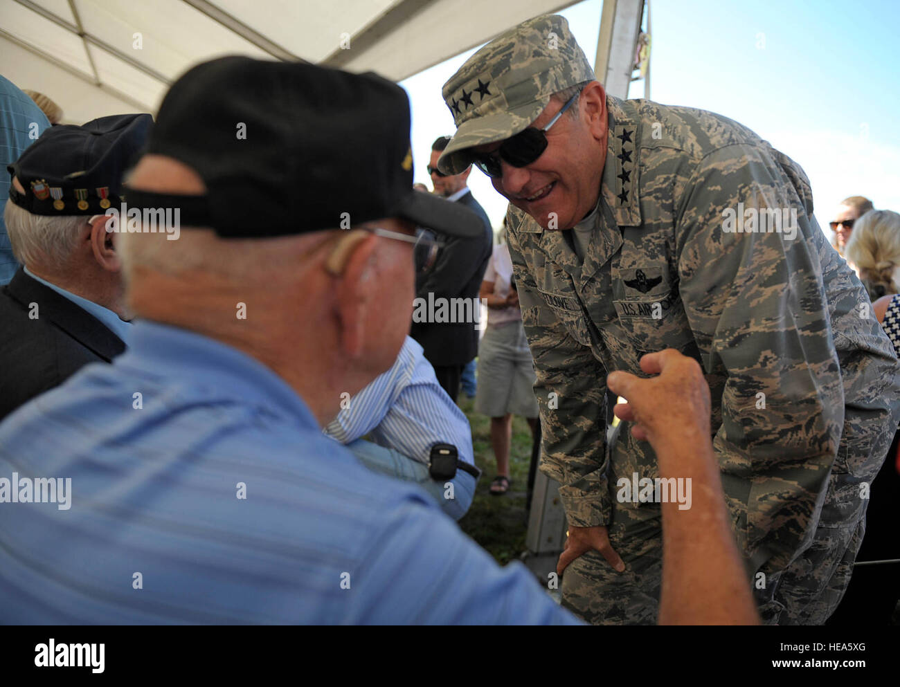 U.S. Air Force général Philip M. Breedlove, commander, U.S. European Command de l'OTAN et le Commandant suprême des forces alliées en Europe, les visites avec les anciens combattants de la Seconde Guerre mondiale à un parachutiste goutte à Iron Mike memorial ici, le 8 juin 2014. Plus de 600 Américains, allemand, néerlandais et français, membres du service passé à l'honneur les parachutistes qui ont sauté en Normandie, le D-Day. L'événement a été l'une des commémorations du 70e anniversaire du jour des opérations menées par les forces alliées durant la Seconde Guerre mondiale, 5 et 6 juin 1944. Plus de 650 militaires américains ont rejoint les troupes de plusieurs pays de l'OTAN de participer aux cérémonie Banque D'Images