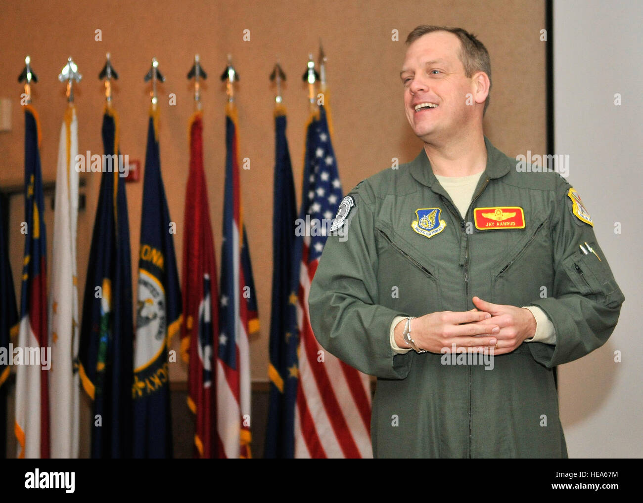 U.S. Air Force Colonel Jay Aanrud, 354e Escadre de chasse, vice-commandant, partage l'expérience qu'il avait lors de la visite du mémorial Martin Luther King à Washington, D.C., à l'équipe d'Iceman lors d'un petit déjeuner à l'MLK Club du Yukon le 29 janvier 2013, Eielson Air Force Base, en Alaska. Les membres de l'auditoire a écouté la fameuse "J'ai fait un rêve" discours et appris sur les événements à venir à célébrer le Mois de l'histoire des Noirs en février. Racheal E. Watson Senior Airman) Banque D'Images