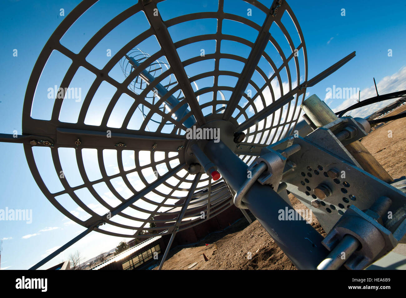 Une nouvelle antenne hélicoïdale est installé pour remplacer une antenne temporaire utilisé par le 28e Escadron de soutien de l'opération afin d'optimiser les capacités de communication par satellite de Ellsworth Air Force Base, S.D., 13 février 2012. Les antennes hélicoïdales sont construits pour résister aux conditions météorologiques extrêmes avec tiges diélectriques le long du mât, tandis que le plan de masse est soutenue avec nervures de renfort tubulaire dans laquelle sont placés les tiges axiales pour augmenter le diamètre du plan de masse. Banque D'Images