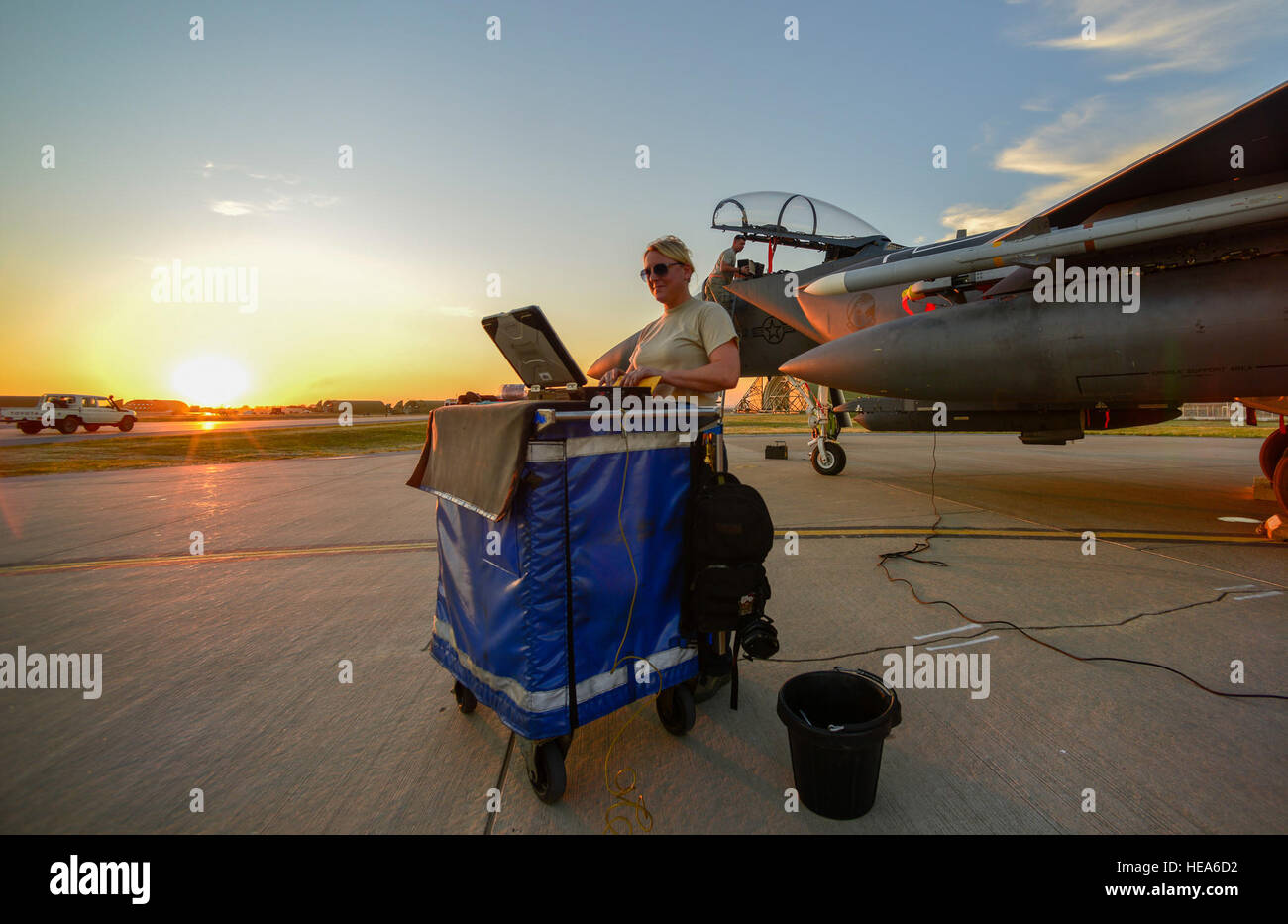 U.S. Air Force F-15E Strike Eagles arrivent à la base aérienne d'Incirlik, Novembre 12, 2015. Les six F-15E à partir de la 48e Escadre de chasse déployés en appui à l'opération et contre-résoudre inhérent ISIL missions en Irak et en Syrie. Cory Navigant de première classe W. Banque D'Images