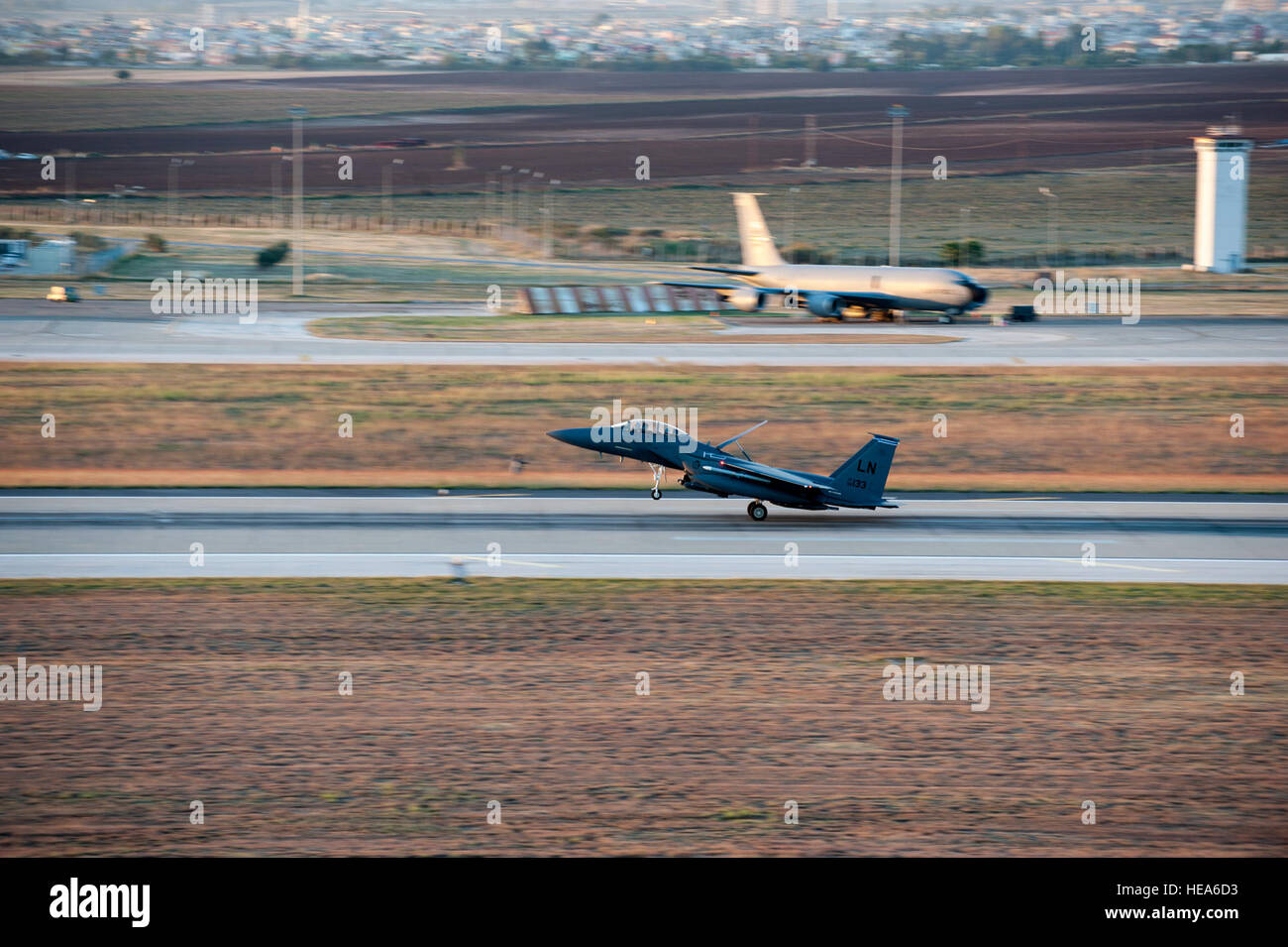 Un U.S. Air Force F-15E Strike Eagle atterrit sur la piste 12 novembre 2015, à la base aérienne d'Incirlik, en Turquie. Six F-15E à partir de la 48e Escadre de chasse déployés à Incirlik déployés dans le cadre de fonctionnement inhérents résoudre en coordination avec le Gouvernement turc et à renforcer notre engagement commun à la lutte contre l'EIIL en Irak et en Syrie. Ces appareils sont conçus pour l'exécution d'air-air et air-sol missions dans toutes les conditions météorologiques. Le s.. Jack Sanders Banque D'Images
