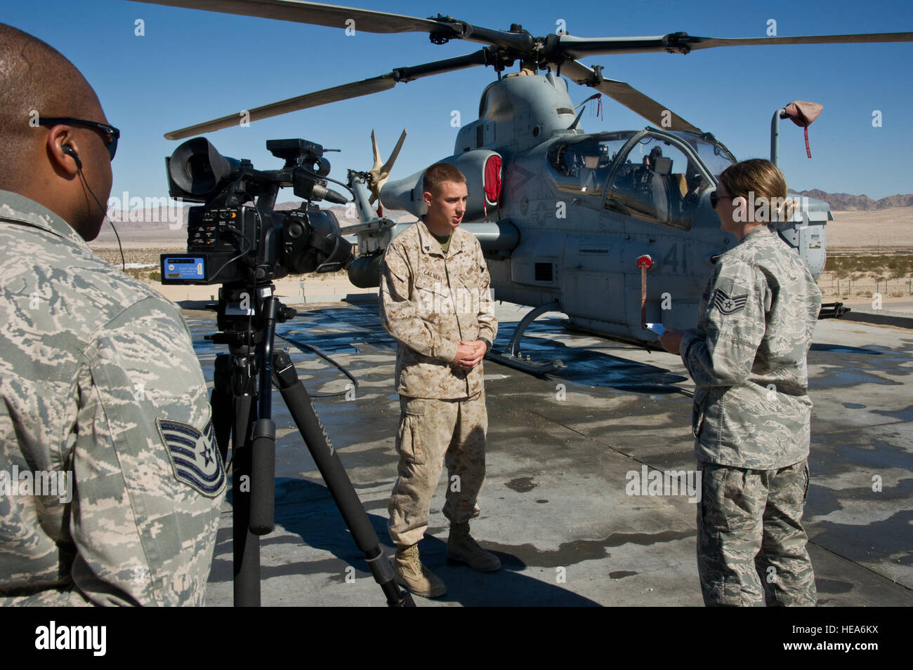 U.S. Air Force Tech. Le Sgt. James Jackson, à gauche, et le sergent. Amy Picard, droite, à la fois avec le 4e Escadron de la Caméra de combat, mars Air Reserve Base, Californie, à mener une entrevue avec une aire marine le 11 février, 2015, au cours de la formation intégrée à l'exercice 2-15 Twentynine Palms Marine Corps Air Ground Combat Center (MCAGCC MCAGCC), Californie mène de tir réel pertinents interarmes, les opérations urbaines, et des articulations ou de la coalition qui favorise la formation d'intégration au niveau de préparation des forces opérationnelles. Le sergent-chef. Donald R. Allen Banque D'Images