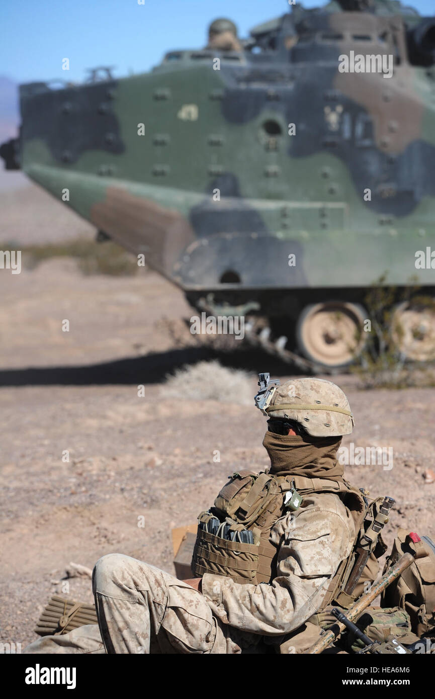 U.S. Marine Corps Jeremy Philson, 1er Bataillon, 4e Régiment de Marines, de Camp Pendleton, en Californie, attend à une position défensive, le 10 février 2015, au cours de l'exercice 2-15 à la formation intégrée Marine Corps Air Ground Combat Center (MCAGCC) Twentynine Palms, ca MCAGCC mène de tir réel pertinents interarmes, urbain et ses joint ou de la coalition qui fait la promotion de la formation d'intégration au niveau de l'état de préparation des forces opérationnelles. Tech. Le Sgt. Daniel St. Pierre Banque D'Images