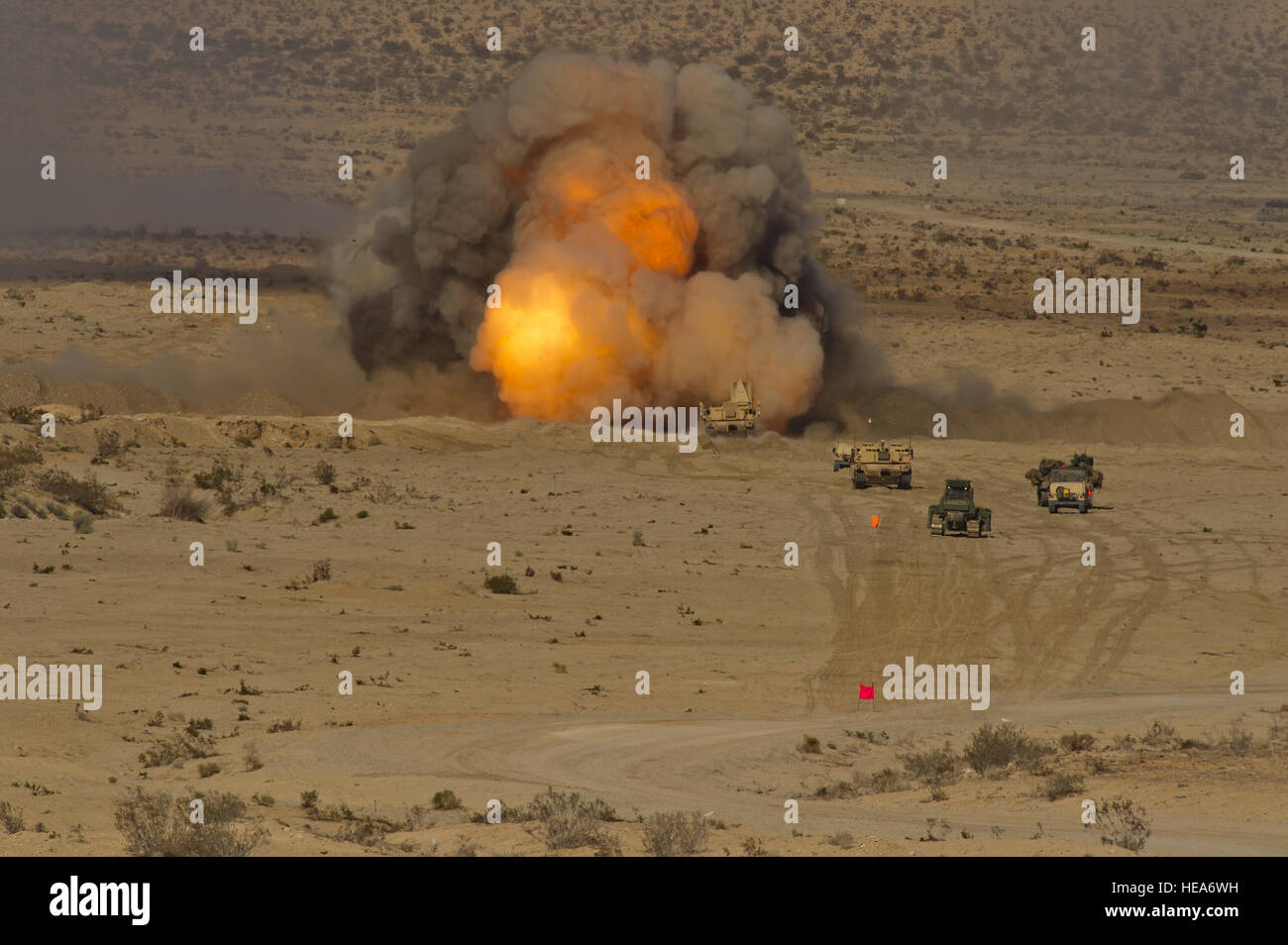 Un déminage M58 charge ligne explose au cours d'une formation intégrée à l'exercice 2-15 Twentynine Palms Marine Corps Air Ground Combat Center (MCAGCC), Californie, le 1 février 2015. MCAGCC mène de tir réel pertinents interarmes, urbain et ses joint ou de la coalition qui fait la promotion de la formation d'intégration au niveau de l'état de préparation des forces opérationnelles. Tech. Le Sgt. Matthew Smith Banque D'Images