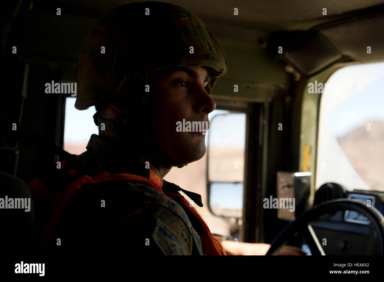 La Marine américaine lance le Cpl. Dominic J. Pavelko, opérateur de transport à moteur, l'entraînement tactique du groupe de contrôle de l'exercice, Marine Corps Air Ground Combat Center Twentynine Palms (MCAGCC), Californie, exploite un Humvee au cours de l'exercice de formation intégrée à MCAGCC 2-15, le 2 février 2015. MCAGCC mène de tir réel pertinents interarmes, les opérations urbaines, et des articulations ou de la coalition qui favorise la formation d'intégration au niveau de préparation des forces opérationnelles. Le s.. Amy F. Picard Banque D'Images