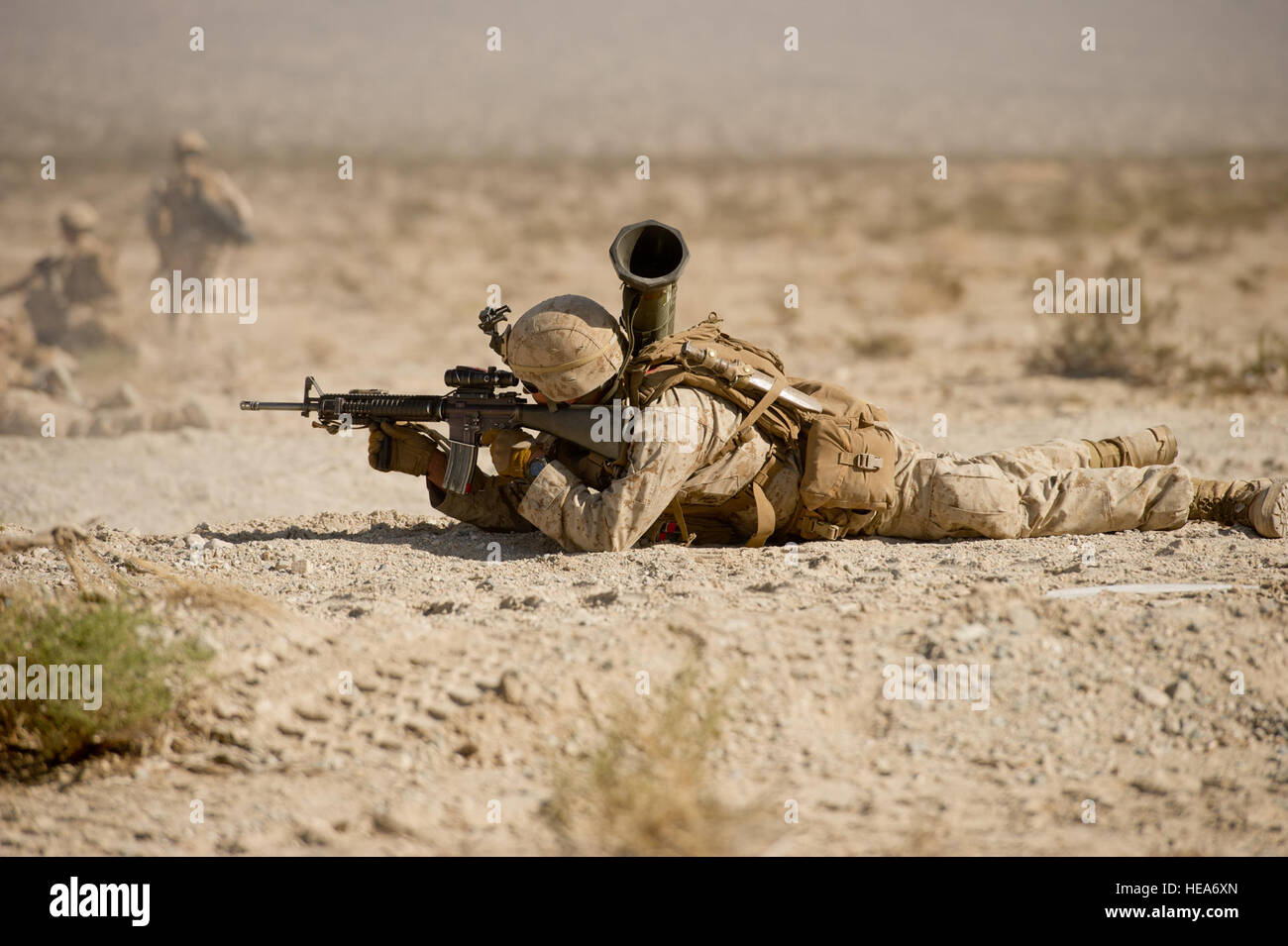 Un marin américain participe à un cours d'assaut mécanisé au cours de formation intégrée à l'exercice 2-15 Marine Corps Air Ground Combat Center Twentynine Palms (MCAGCC), Californie, 4 février 2015. MCAGCC mène de tir réel pertinents interarmes, les opérations urbaines, et des articulations ou de la Coalition qui favorise la formation d'intégration au niveau de l'état de préparation des forces opérationnelles. Le s.. Amy F. Picard Banque D'Images