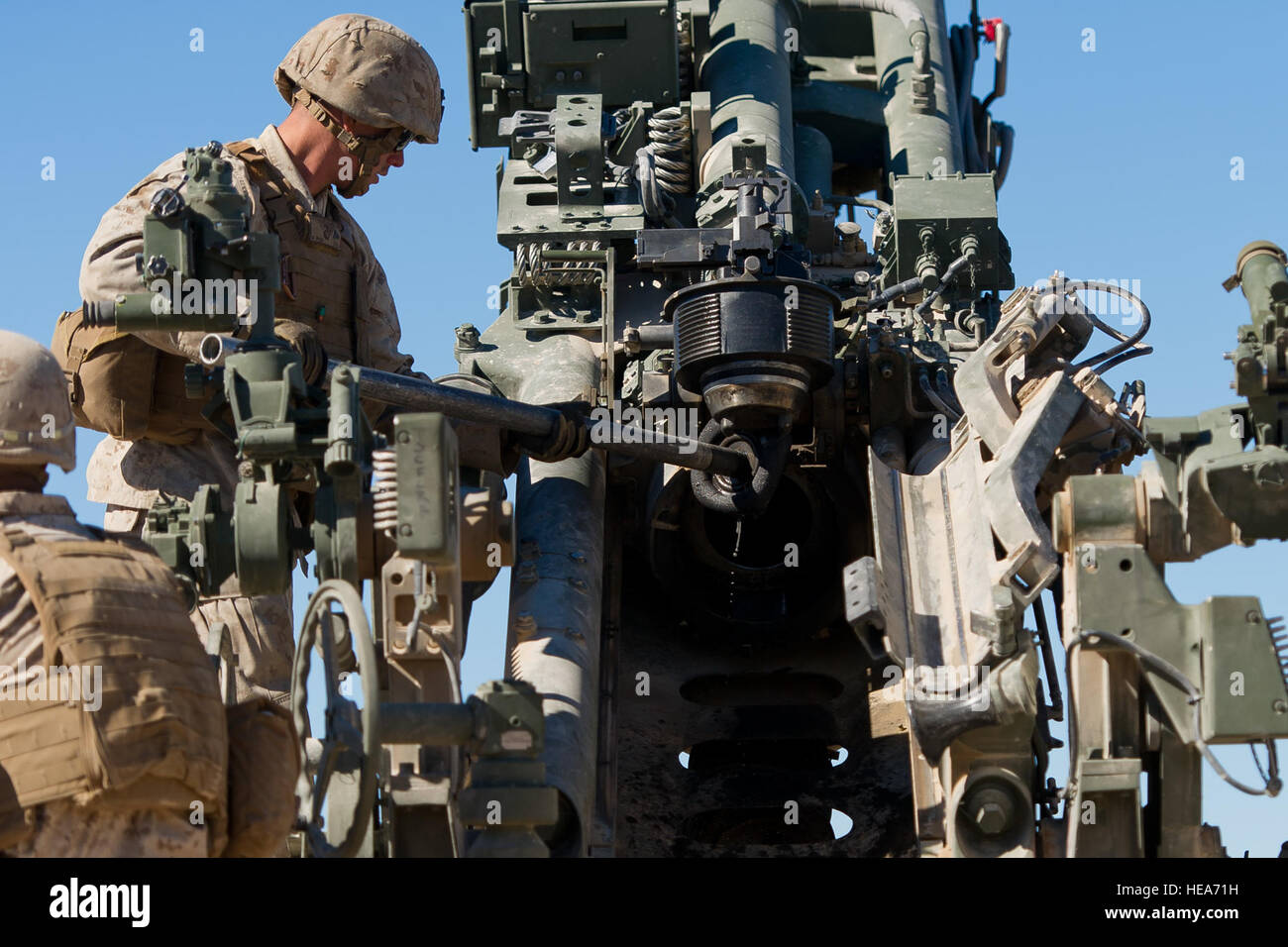 Un U.S. Marine affecté à la batterie Alpha, 1er Bataillon, 12e Régiment de Marines, 3e Division de marines, de Marine Corps Base Hawaii, prépare un M777A2 obusier léger de 155 mm pour une mission de tir à l'appui de la formation intégrée à l'exercice 2-15 Marine Corps Air Ground Combat Center Twentynine Palms (MCAGCC), Californie, le 9 février 2015. MCAGCC mène de tir réel pertinents interarmes, urbain et ses joint ou de la coalition qui fait la promotion de la formation d'intégration au niveau de l'état de préparation des forces opérationnelles. Le s.. Amy F. Picard Banque D'Images