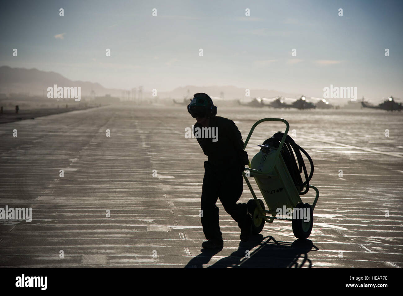 La Marine américaine lance le Cpl. Bernard Kenney, attribué à Marine Aircraft Group 16, 462 e Escadron d'hélicoptères lourds Marine, MCAS Miramar, Californie, repositionne un extincteur au Halon sur la piste au cours de l'exercice 2-15 à la formation intégrée Marine Corps Air Ground Combat Center Twentynine Palms (MCAGCC), Californie, le 13 février 2015. MCAGCC mène de tir réel pertinents interarmes, les opérations urbaines, et des articulations ou de la coalition qui favorise la formation d'intégration au niveau de préparation des forces opérationnelles. Tech. Le Sgt. Joselito Aribuabo Banque D'Images