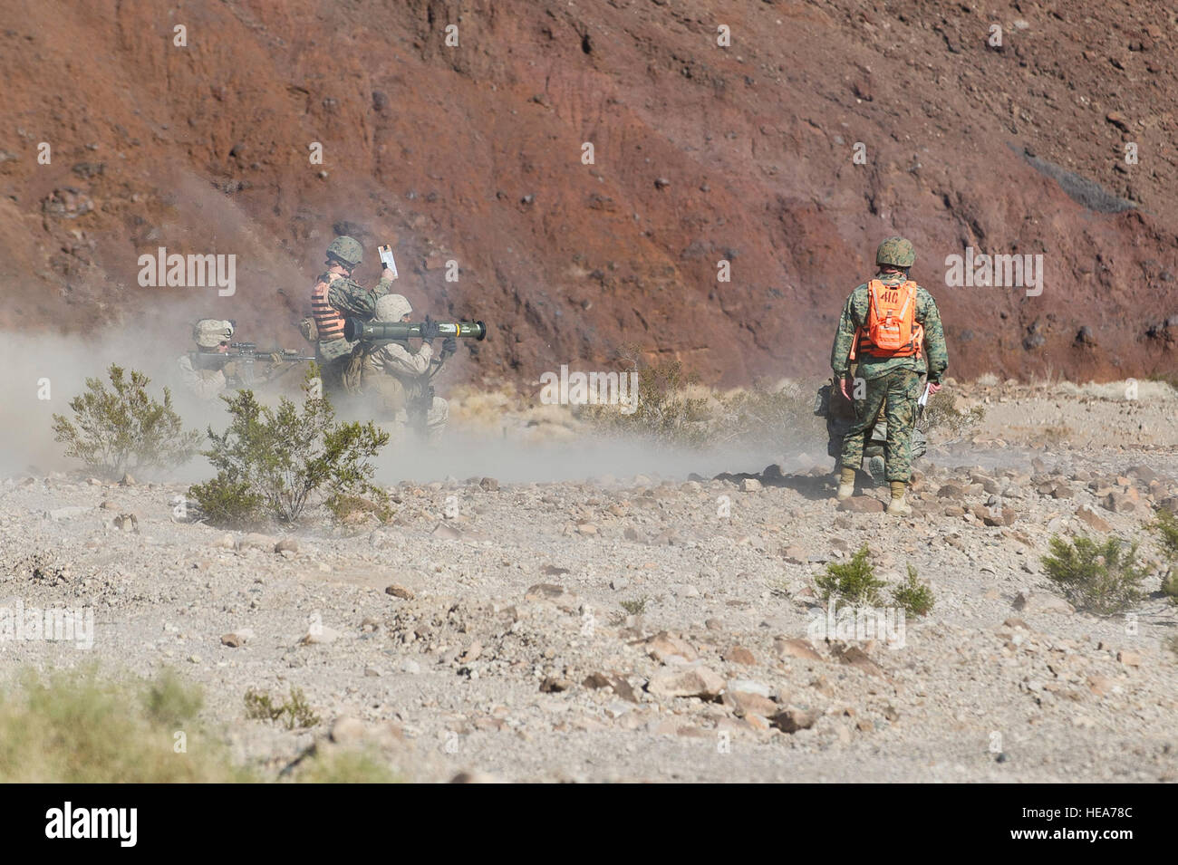 Les Marines américains affectés au 1er Groupe logistique maritime, Marine Corps Base Camp Pendleton, se préparer à un incendie à4 des lance-grenades qu'ils reçoivent des instructions de Marines affectés de l'entraînement tactique du groupe de contrôle de l'exercice, Twentynine Palms, Californie, puisqu'ils participent à un cours fonctionnement motorisé bataille fictif scénario durant une formation intégrée à l'exercice 2-15 Marine Corps Air Ground Combat Center (MCAGCC) Twentynine Palms en Californie, le 15 février 2015. MCAGCC mène de tir réel pertinents interarmes, les opérations urbaines, et l'intégration au niveau de la Coalition/mixte formation t Banque D'Images