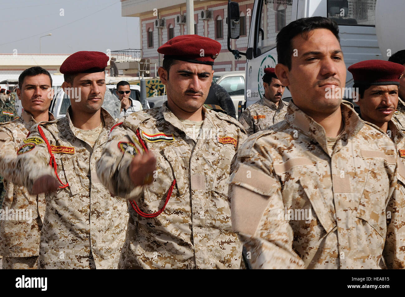 Des soldats de la Shurta iraquien, Département de la police des frontières, l'équipe de mars après avoir été libéré de la classe, à Bassorah, Irak, 2 septembre. Les soldats du 1er Bataillon Commando, bataillon de l'Équipe de transition, enseigner les cours d'inculquer la confiance en soi dans l'auto-défense, lecture de carte, le système de positionnement global, de premiers soins et le personnel de recherche. Banque D'Images