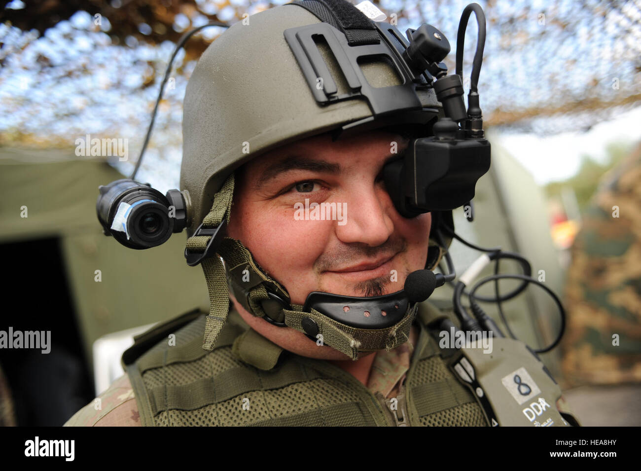 L'armée italienne Le Cpl. Tommaso di note fait l'essai d'engins tactiques sur Willem Lodewijk van Nassau Kazerne, Zoutkamp, Pays-Bas, le 15 septembre 2009, au cours de COMBINED ENDEAVOR 2009. Combined Endeavor est un U.S. European Command-parrainé l'interopérabilité de systèmes d'information et de communication entre l'exercice de l'OTAN et du Partenariat pour la paix des Nations unies. Le s.. Joshua L. DeMotts, U.S. Air Force Banque D'Images