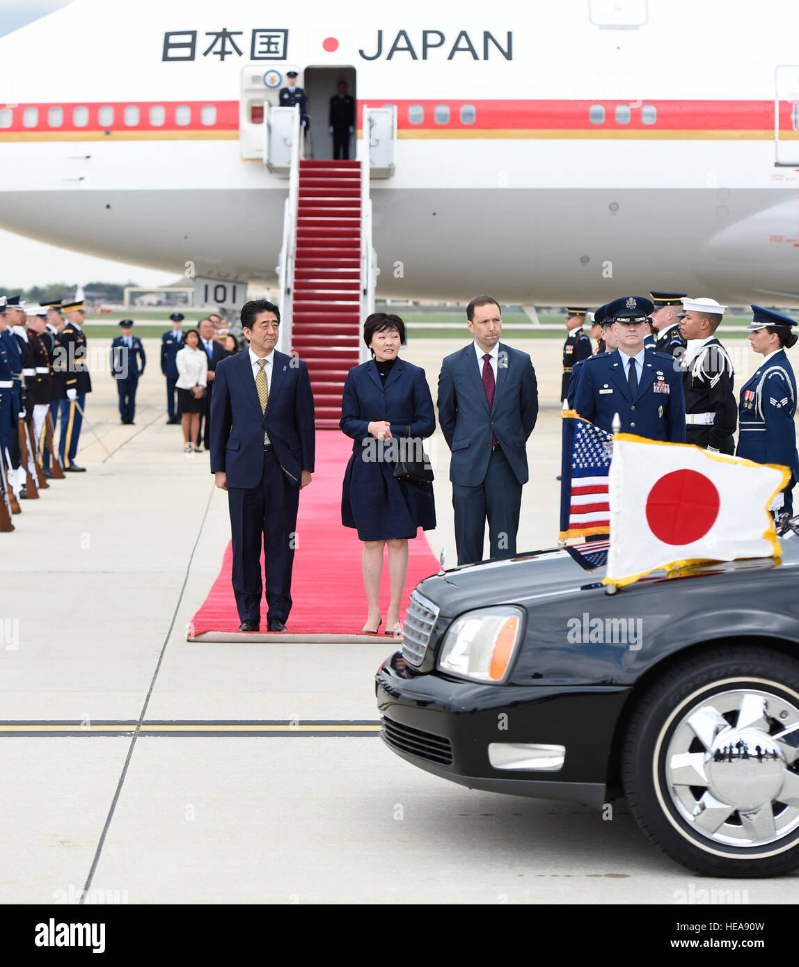 Shinzō Abe, Premier Ministre japonais, et son épouse, Akie Abe, attendent le transport au sol après son arrivée à Joint Base Andrews, dans le Maryland, le 27 avril 2015. Abe est aux États-Unis pour une visite d'une semaine pour promouvoir le renforcement des liens économiques et militaires. Navigant de première classe Ryan J. Sonnier) Banque D'Images