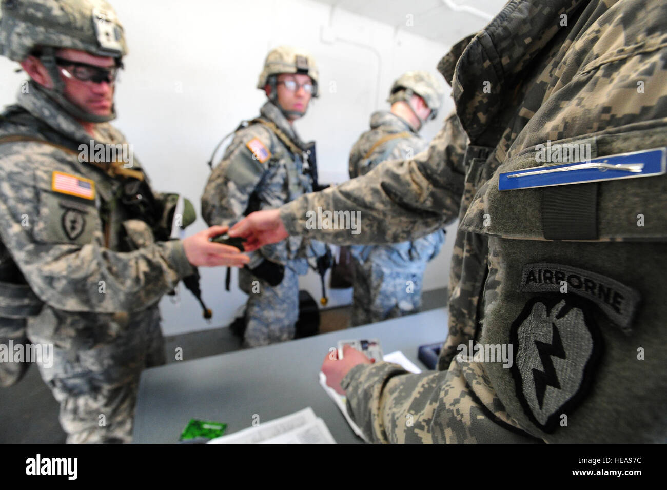 Le sergent fantassin de parachute. Seth s'Kam, attribués à une entreprise 3e Bataillon (509e Régiment d'infanterie aéroportée), originaire de Rock Rapids, Iowa, gauche, prend une boussole de la CPS. Anthony Grigg, affectés au siège de l'entreprise et de l'Administration centrale (1er bataillon du 501e Régiment d'infanterie aéroportée), originaire de Béatrice, Neb., au cours de fantassin Expert qualification Badge sur Joint Base Elmendorf-Richardson, Alaska, le 22 avril 2013. L'Expert Infantryman Badge était approuvé par le Secrétaire de la guerre le 7 octobre 1943, et est actuellement attribué à l'armée des États-Unis qui détiennent des forces spéciales ou d'infanterie milita Banque D'Images