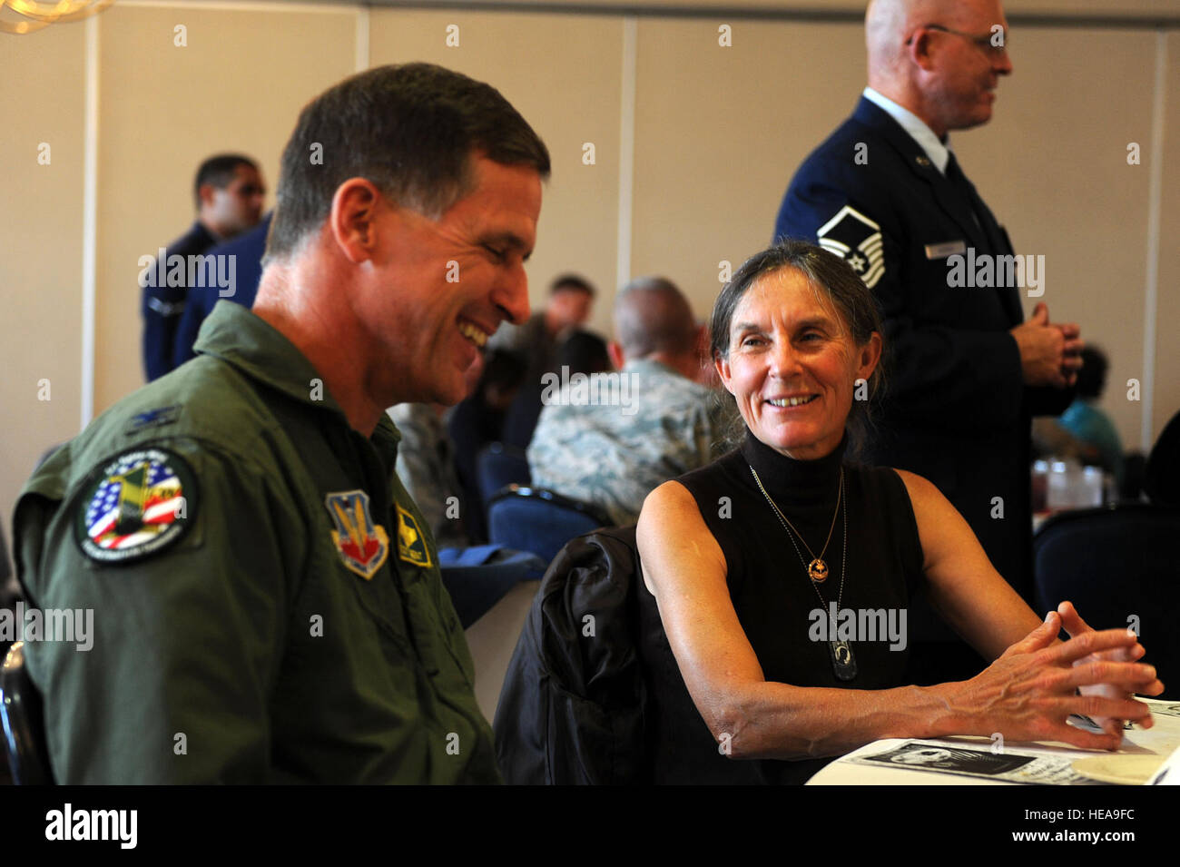 Le brigadier de l'Armée américaine à la retraite. Le général Rhonda Cornum converse avec U.S. Air Force Le Colonel Scott Gierat, 1e Escadre de chasse, vice-commandant pendant la POW/MIA Déjeuner à Langley Air Force Base, en Virginie, le 20 septembre 2013. Cornum, prisonnier de guerre, survivant a été capturé en 1991 après que son hélicoptère Blackhawk a été abattu. Bretagne Paerschke Senior Airman-O'Brien Banque D'Images