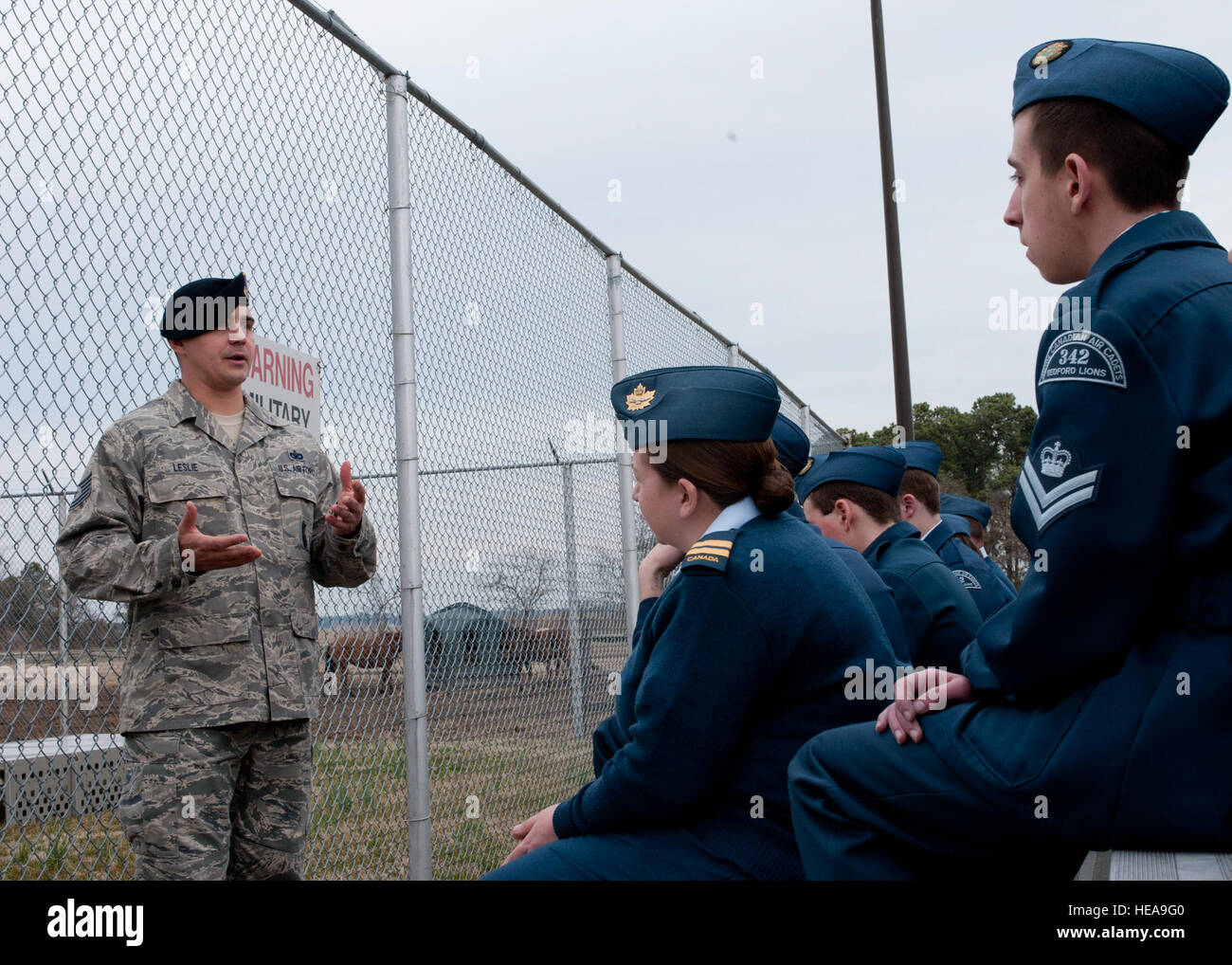 U.S. Air Force Tech. Le Sgt. Adam Leslie, 633e Escadron des Forces de sécurité, explique le maître de chenil militaire américain chien de travail mission au Royal Canadian Air Cadets du 342e Escadron Lions Bedford au cours d'une visite de la Base aérienne de Langley, en Virginie, le 12 mars 2014. Les cadets a également fait équipe avec les cadets du 173e Escadron Tiger et de la Civil Air Patrol's Langley e Escadron mixte pour s'attaquer à la direction course à obstacle à Fort Eustis. Navigant de première classe R. Alex Durbin Banque D'Images