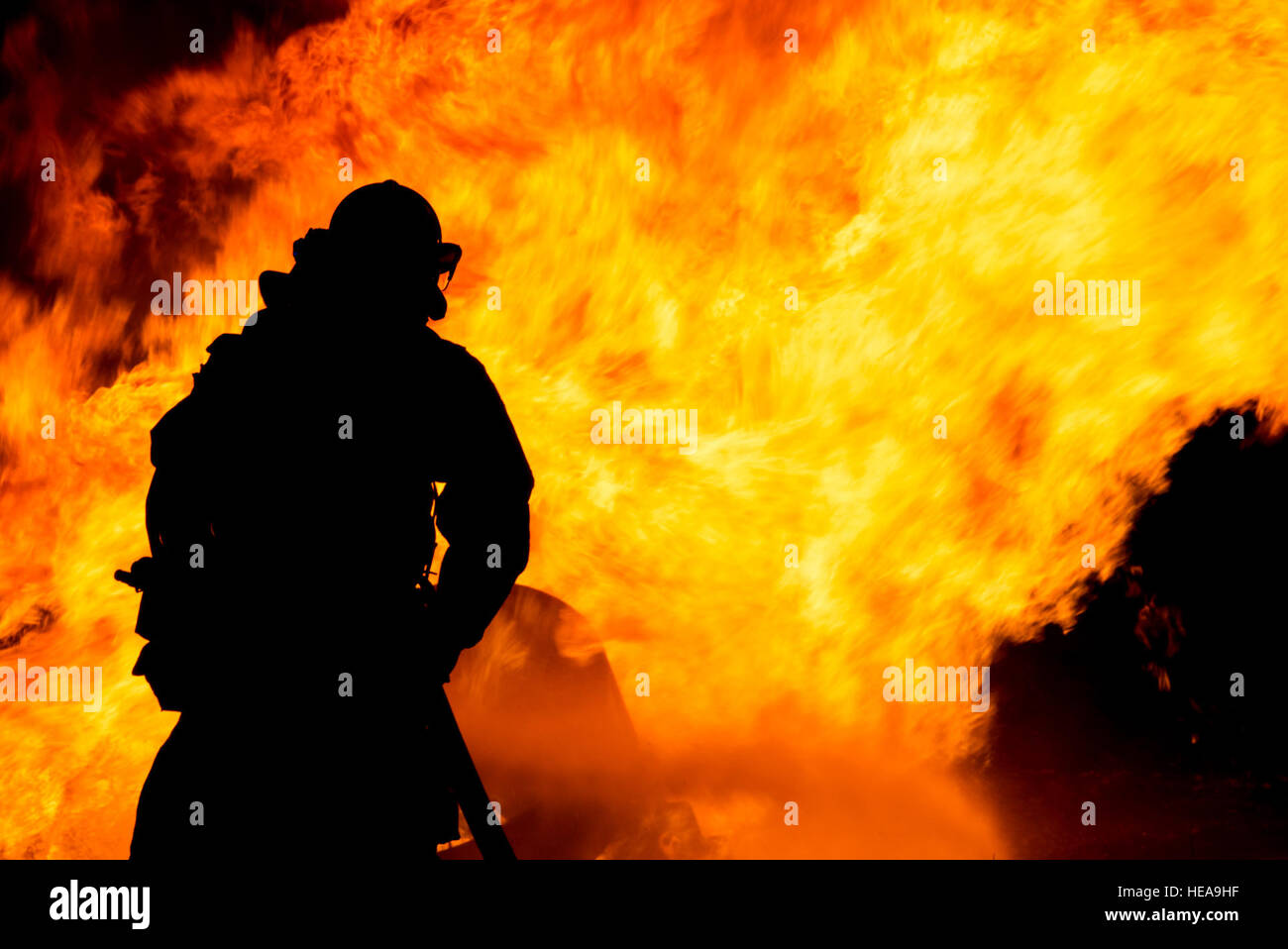 Les pompiers de Joint Base San Antonio-Randolph Fire Services d'urgence éteindre un incendie moteur d'avion au Camp de formation incendie Talon motifs sur JBSA-Randolph le 17 octobre 2016. Exercices de tir réel est menée principalement en soirée comme à prévenir la perturbation de la base's flying mission. Banque D'Images