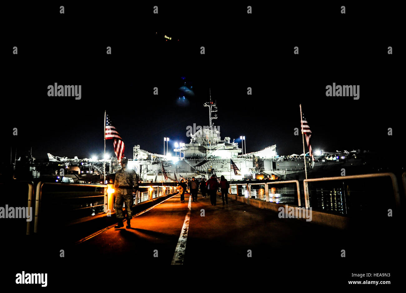 Base commune de Charleston ont assisté à la deuxième édition de la classique de l'opérateur à bord du USS YORKTOWN 9 novembre 2012, à Charleston, S.C. Les hommes et les équipes de basketball de l'Université de l'Ohio, ainsi que la cathédrale Notre Dame et l'équipe féminine de l'équipe masculine de l'Université Marquette ont été programmés pour jouer. Le men's match entre Marquette University et Ohio State a été annulée en raison de l'humidité sur la cour. Airman Senior Dennis Sloan) Banque D'Images