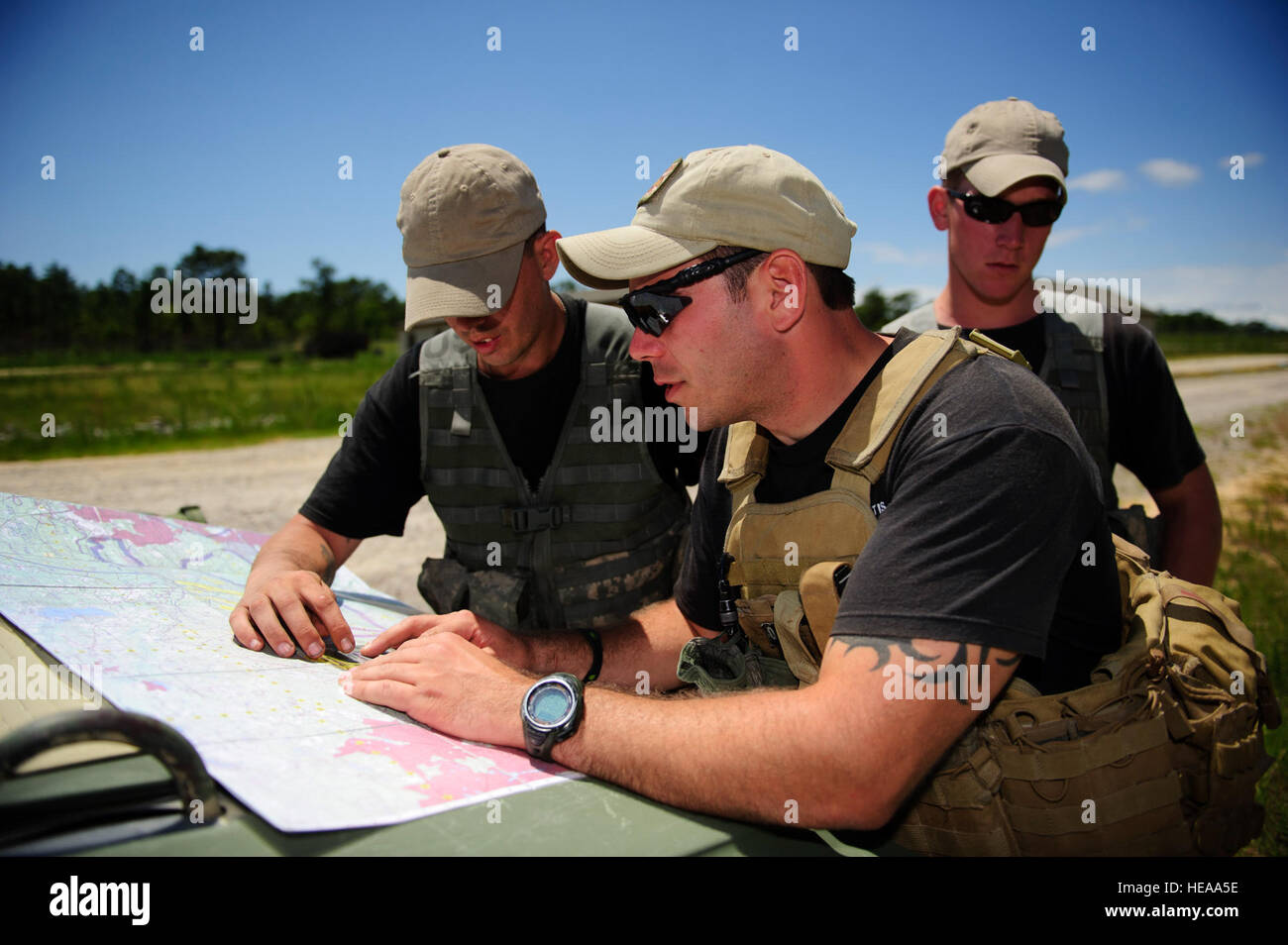 Le sergent de l'armée. Robert Devito, droite, et la FPC. Jeffrey Harris, gauche, 1er Escadron, 38e Régiment de cavalerie, recherchez les coordonnées sur une carte lors d'opérations conjointes de l'exercice d'accès(JOAX) à Fort Bragg, Caroline du Nord, le 6 juin 2012. JOAX est un exercice de deux semaines pour préparer la Force aérienne et l'Armée de membres de services pour répondre à la crise mondiale et les imprévus. Le s.. Erik Cardenas Banque D'Images