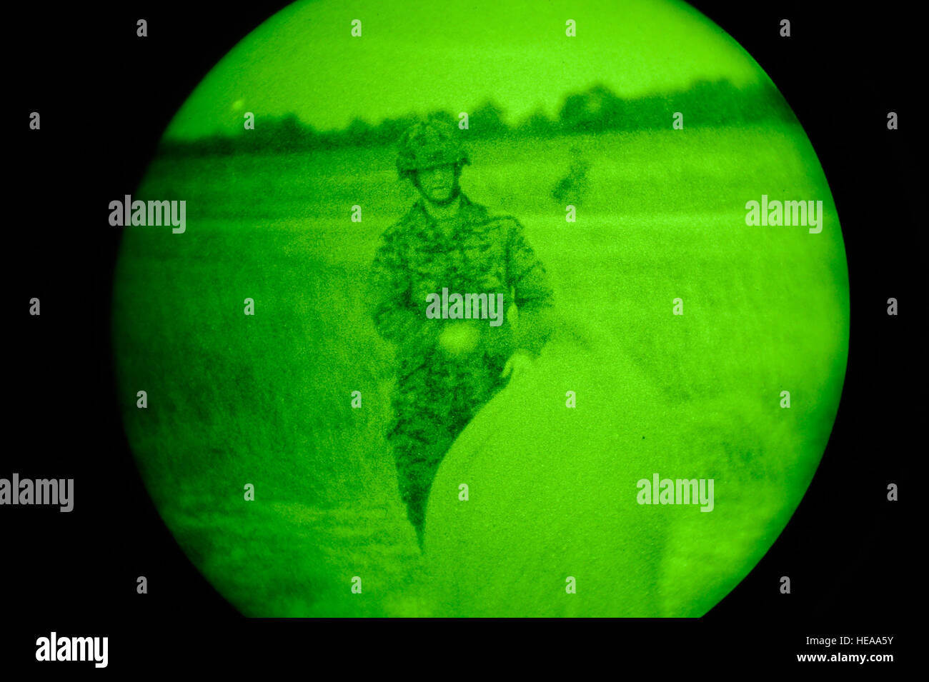 Un fantassin de l'Armée canadienne avec le Royal Canadian Regiment rassemble son parachute après un saut de nuit le 25 février 2013, à la zone de dépôt de Normandie près de Fort Bragg, Caroline du Nord, au cours de l'exercice de l'accès Opérationnel Conjoint (JOAX) 13-02. Un JOAX est conçu pour améliorer la cohésion entre l'armée américaine, armée de l'air et le personnel des forces alliées, permettant à l'occasion des services d'exécuter correctement les grands mouvements de troupes et de matériel lourd. Navigant de première classe Kyle Russell Banque D'Images