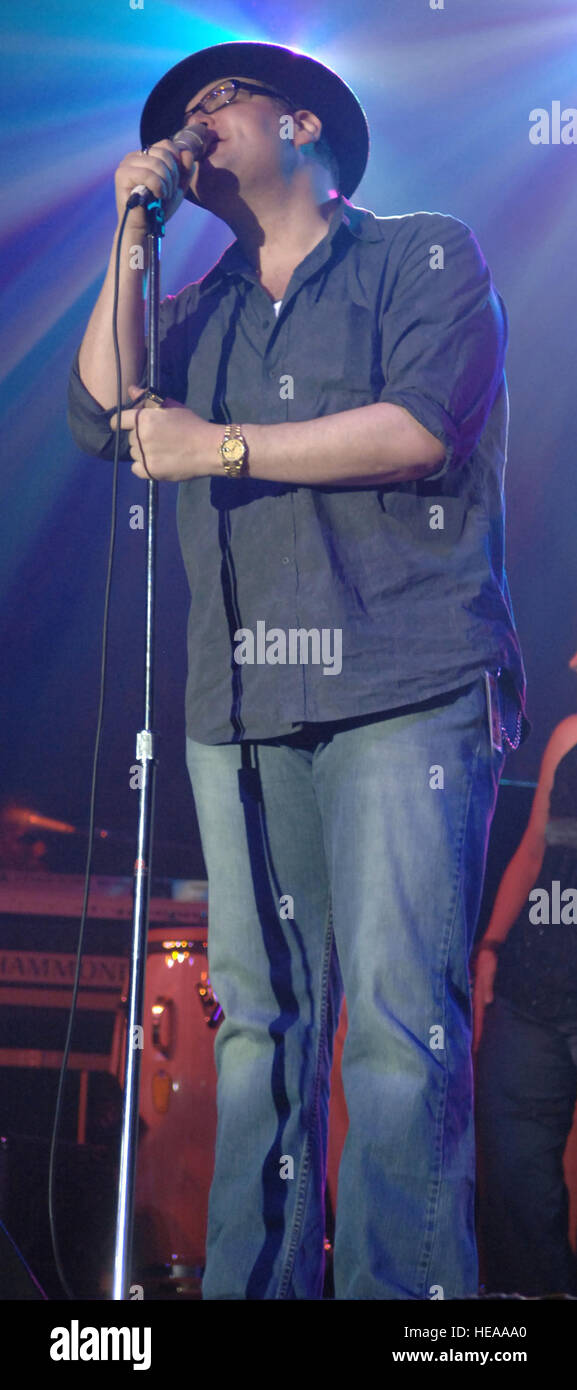 John Popper du groupe platine, Blues Traveler, chante pour plus de 500 aviateurs pendant l'opération Joyeuses Fêtes concert du 22 novembre à la base aérienne d'Incirlik, en Turquie. Nathan Navigant de première classe Lipsomb) Banque D'Images