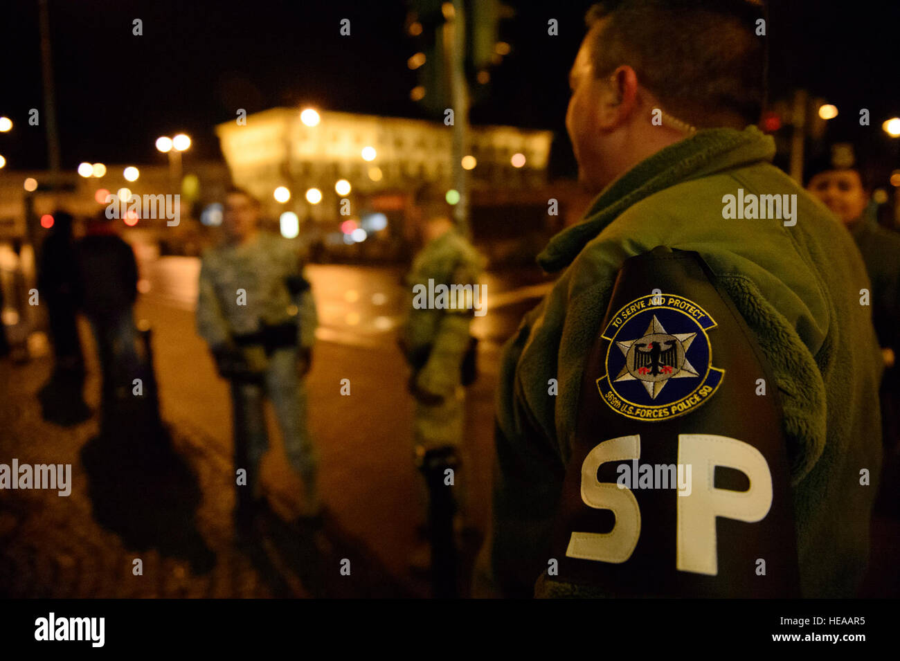 Les membres du 569e Escadron de la police des forces américaines se montre lors d'une patrouille de la ville au centre-ville de Kaiserslautern, Allemagne, 18 janvier 2014. Le 569e USFPS ont joint leurs forces avec les Polizei il y a plus de 10 ans pour assurer un environnement sécuritaire et sûr pour les plus de 57 000 membres du personnel du ministère de la défense et 110 000 ressortissants allemands. Schwier-Morales Senior Airman Armando A.) Banque D'Images