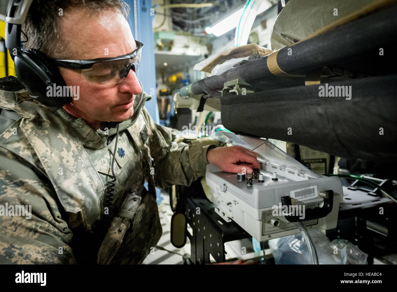 U.S. Air Force Lieutenant-colonel David Kwiatkowski, infirmière anesthésiste, 86e Groupe médical, Base aérienne de Ramstein, en Allemagne, se connecte une machine d'aspiration à bord d'un C-17 Globemaster III à Joint Readiness Training Centre (JRTC), de Fort Polk, en Louisiane, le 17 janvier 2014. Les membres du service au JRTC 14-03 sont éduqués dans la lutte contre les soins aux patients et l'évacuation aéromédicale dans un environnement de combat simulé. Le sergent-chef. John R. Nimmo, Soeur/) Banque D'Images