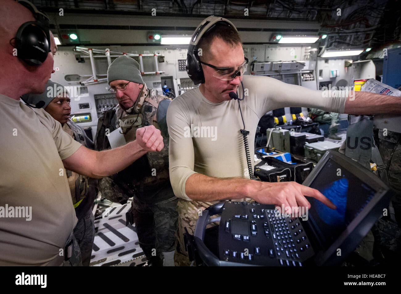 Soins critiques de l'équipe tactique expéditionnaire - amélioration (TCCET-E) membre de l'équipe, le Lieutenant-colonel de l'US Air Force Gerald Fortuna, chirurgien traumatologie, 86e Groupe médical, Base aérienne de Ramstein, en Allemagne, les points d'une conclusion dans une échographie stocks fournitures médicales, au Joint Readiness Training Centre (JRTC), de Fort Polk, en Louisiane, le 17 janvier 2014. Les membres du service au JRTC 14-03 sont éduqués dans la lutte contre les soins aux patients et l'évacuation aéromédicale dans un environnement de combat simulé. Le sergent-chef. John R. Nimmo, Soeur/) Banque D'Images