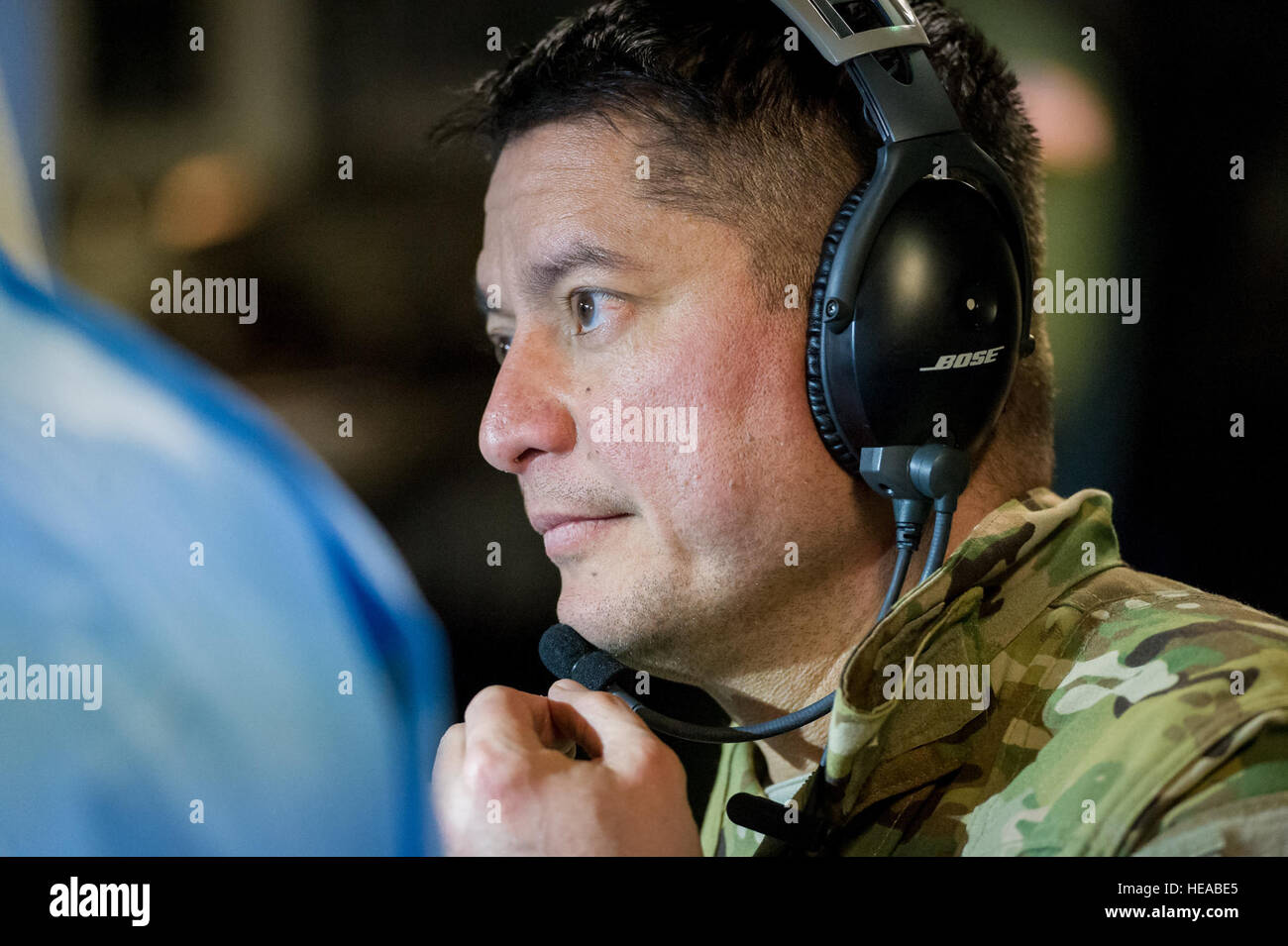 Soins critiques de l'équipe tactique expéditionnaire - amélioration (TCCET-E) membre de l'équipe, le Capitaine Richard Rogers, infirmière anesthésiste, 86e Groupe médical, Base aérienne de Ramstein, en Allemagne, se prépare de suture tandis qu'en vol à bord d'un C-17 Globemaster III à Joint Readiness Training Centre (JRTC), de Fort Polk, en Louisiane, le 17 janvier 2014. Les membres du service au JRTC 14-03 sont éduqués dans la lutte contre les soins aux patients et l'évacuation aéromédicale dans un environnement de combat simulé. Le sergent-chef. John R. Nimmo, Soeur/) Banque D'Images