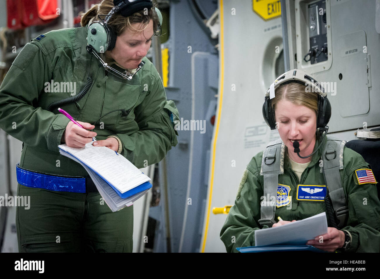 Observateur et de contrôleur, formateur membre de l'équipe, le sergent de l'US Air Force. Anne Engebretson, technicien et instructeur d'évacuation aéromédicale, 375e Escadron d'évacuation aéromédicale, Scott AFB, Ill., évaluations des listes de patients avec le capitaine de l'US Air Force Danielle Cooper, infirmière de vol, 43e Escadron d'évacuation aéromédicale, Pape Army Airfield, N.C., au cours d'un exposé prévol à Joint Readiness Training Centre (JRTC), de Fort Polk, en Louisiane, le 17 janvier 2014. Les membres du service au JRTC 14-03 sont éduqués dans la lutte contre les soins aux patients et l'évacuation aéromédicale dans un environnement de combat simulé. Le sergent-chef. John R. Nimmo, Sr Banque D'Images