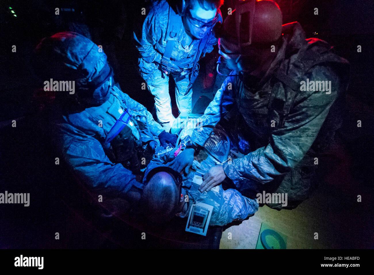 Soins critiques de l'équipe tactique expéditionnaire - amélioration (TCCET-E) membre de l'équipe U.S. Air Force Le Lieutenant-colonel Richard Degrosa (droite), médecin à l'urgence, 86e Groupe médical, Base aérienne de Ramstein, en Allemagne, au triage mène à la zone d'atterrissage Geronimo Joint Readiness Training Centre (JRTC), de Fort Polk, en Louisiane, le 18 janvier 2014. Les membres du service au JRTC 14-03 sont éduqués dans la lutte contre les soins aux patients et l'évacuation aéromédicale dans un environnement de combat simulé. Le sergent-chef. John R. Nimmo, Soeur/) Banque D'Images