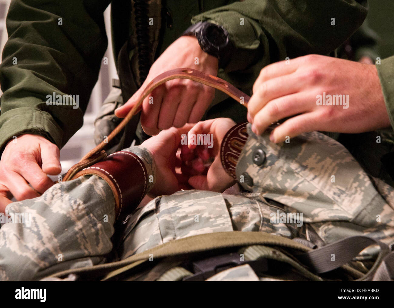 Le personnel médical de l'US Air Force sécuriser un patient simulé sur le terrain lors d'un exercice à l'Joint Readiness Training Centre (JRTC), Alexandria, Louisiane, le 13 mars 2014. Les membres du service au JRTC 14-05 sont éduqués dans la lutte contre les soins aux patients et l'évacuation aéromédicale dans un environnement de combat simulé. Le sergent-chef Joseph Araiza Banque D'Images