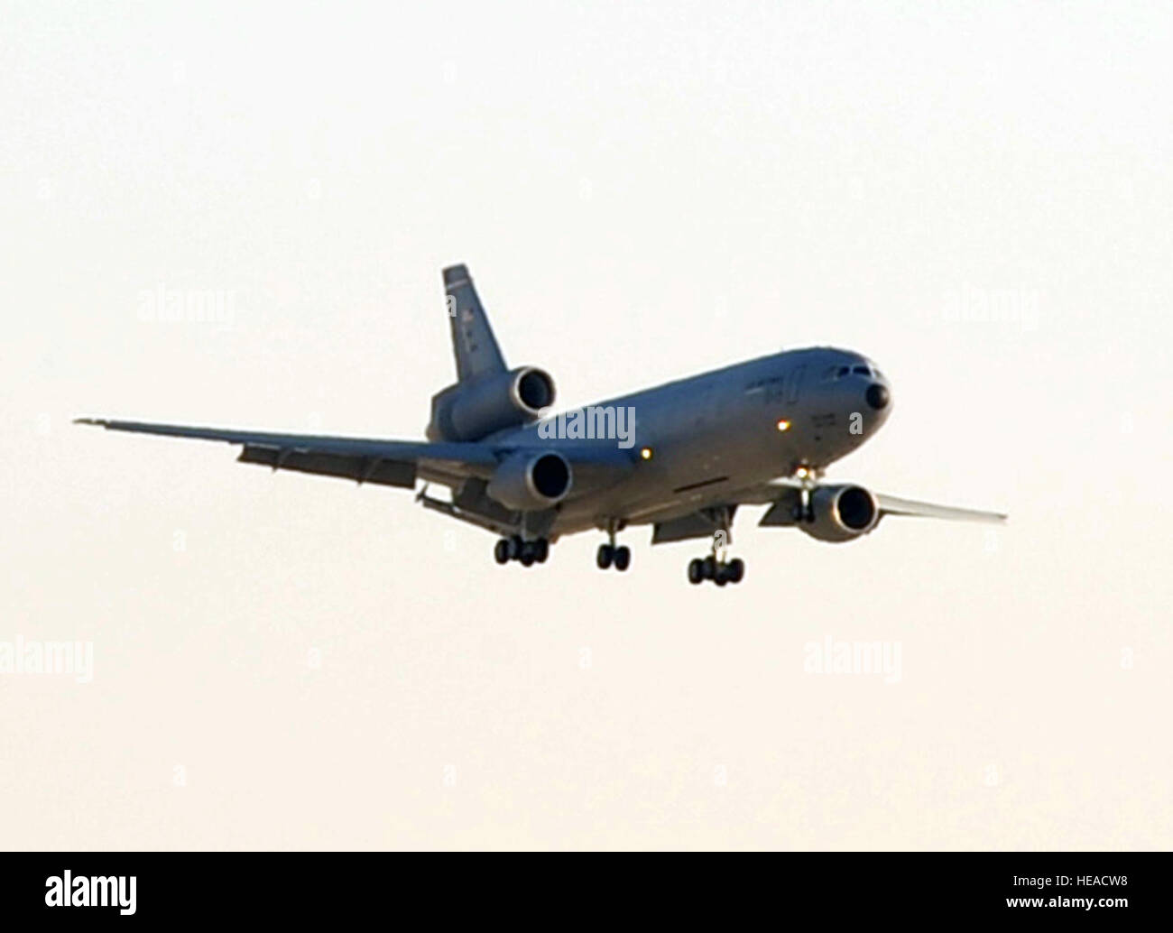 Un KC-10 Extender déployés à partir de Joint Base McGuire-Dix-Lakehurst, N.J., s'apprête à atterrir à une base non divulgués dans le sud-ouest de l'Asie sur le 6 janvier 2010, après avoir terminé une mission de ravitaillement en vol de combat. Le KC-10 est l'un de l'Air Mobility Command vol déployés dans la zone de responsabilité qui fournit le "Rayonnement mondial" pour l'Air Force et du Département de la défense des avions à travers les opérations de ravitaillement en vol pour des opérations Iraqi Freedom et Enduring Freedom et le Combined Joint Task Force-Horn of Africa. Ce KC-10 est affecté à la 908e force aérienne expéditionnaire Re Banque D'Images