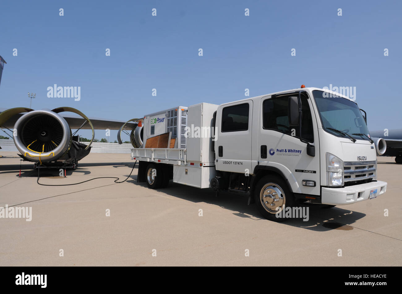 Une équipe de lavage écologique de Pratt & Whitney, Dallas, Texas, utiliser un système écologique pour nettoyer l'intérieur d'un CFM International CFM56 (F108 désignation militaire) sur un KC-135R Stratotanker à Scott AFB, en Illinois, le 24 août 2011. La 126e Escadre de ravitaillement en vol, l'Illinois Air National Guard, participe au lavage de moteur comme une mesure de conservation de carburant. Lave-Le moteur est prévu pour réduire la température des gaz d'échappement (EGT) Marge de 5-6 degrés entraînant des économies de carburant et la durée de vie du moteur plus longue. (U.S. Le sergent-chef de la Force aérienne. Ken Stephens (Sortie) Banque D'Images