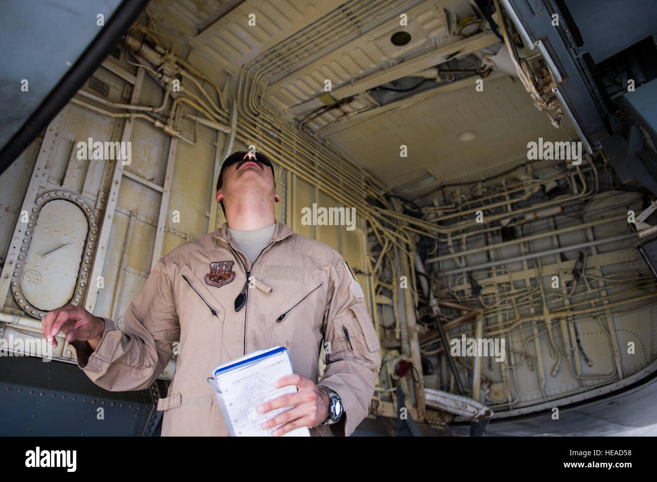 Le capitaine Michael Audiss, un KC-135 Stratotanker pilote désigné à la 340e Escadron expéditionnaire de ravitaillement en vol, inspecte la baie d'atterrissage avant une sortie à l'Al Udeid Air Base, au Qatar, le 15 juin 2016. Aviateurs du 340e plein les oreilles de l'Armée de l'air jet de combat polyvalent, le Mirage 2000 sur l'Irak, à l'appui de groupe Force-Operation résoudre inhérent. Les États-Unis et plus de 60 partenaires de coalition travaillent ensemble pour éliminer le groupe terroriste ISIL et la menace qu'ils représentent pour l'Iraq et la Syrie. Le s.. Larry E. Reid Jr., sorti) Banque D'Images