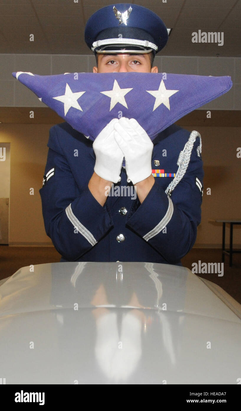 Navigant de première classe Pedro Ayala, membre de la garde d'honneur de Keesler, se tient devant un cercueil tout en préparant le drapeau américain pour la présentation d'un membre de la famille du défunt pendant une session de formation le 26 juin 2013, à l'Armoire chambre, base aérienne de Keesler, mademoiselle Kemberly Groue Banque D'Images