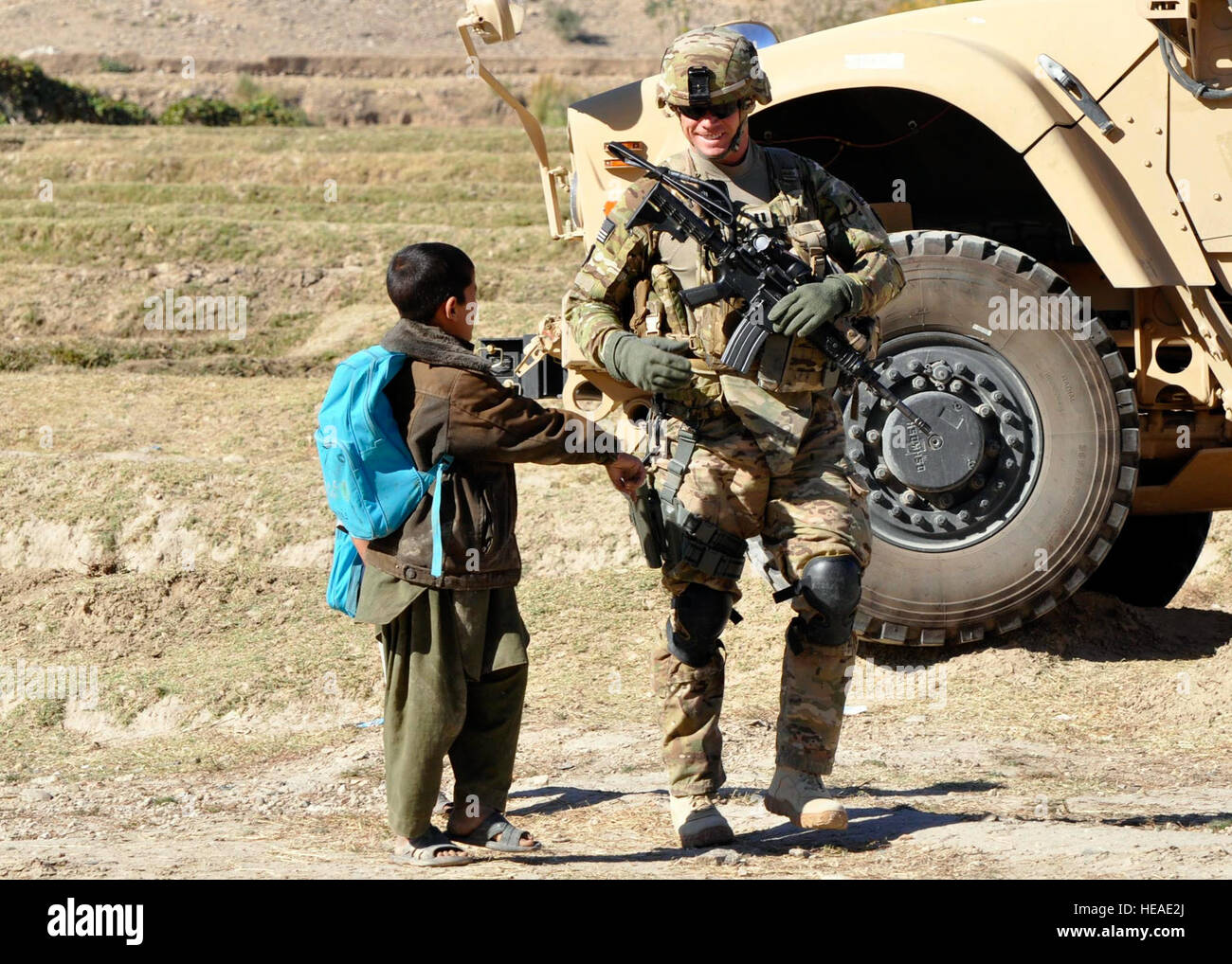 Le capitaine de l'armée américaine Garrett Gingrich (droite) de Waterloo, Iowa, commandant de la Compagnie Charlie, 1er Bataillon, 133e Régiment d'infanterie, parle d'un enfant afghan lors d'une patrouille dans le district de Alingar de base ici le 10 novembre. Les commandos étaient enquête sur un incident dans le district où des éléments anti-gouvernementaux ont brûlé des fournitures, y compris plus de 400 exemplaires du Coran, à une école pour filles dans le district. Les Commandos fonctionnent à partir d'une base d'opérations avancée dans Kalagush Province Nuristan. Le chef de l'US Air Force Master Sgt. Richard Simonsen, Équipe provinciale de reconstruction Nuristan Affaires publiques) Banque D'Images