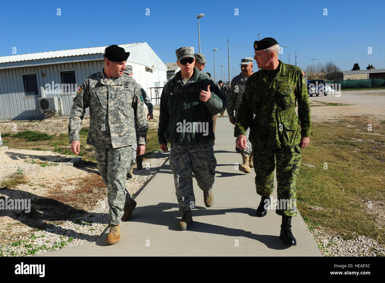 L'ARMÉE AMÉRICAINE Le Général Frederick 'Ben' Hodges, commandant du Commandement de l'OTAN Allied Land, Tech. Le Sgt. Aron Mueller, 39e Escadron de soutien de la force sous-officier responsable du Village Patriot, et de l'armée canadienne l'Adjudant-chef Marc Saulnier, le sergent-major de commandement de la Force Alliée Heidelberg, promenade à travers le village Patriot, le 9 décembre 2013, à la base aérienne d'Incirlik, en Turquie. Mueller et soldats néerlandais ont montré les dirigeants de l'OTAN le LANDCOM clinique médicale et le Holland House, où service déployé les membres passent leur temps libre. Un membre de la 1re classe Nicole Sikorski Banque D'Images