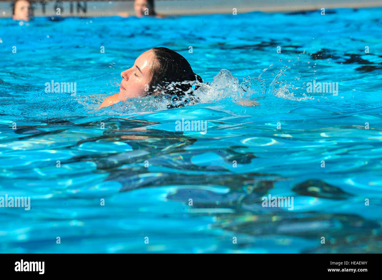 Britney Tolleson, un sauveteur à la piscine Bois, nage un tour de chauffe à la piscine Bois, Shaw Air Force Base, S.C., le 31 mai 2012. Tolleson participait à un sauveteur en service d'urgence de la classe de formation. Elle et d'autres sauveteurs sont tenus de s'entraîner chaque troisième semaine du mois. Le 25 mai, la piscine est ouverte pour la saison de natation. Banque D'Images