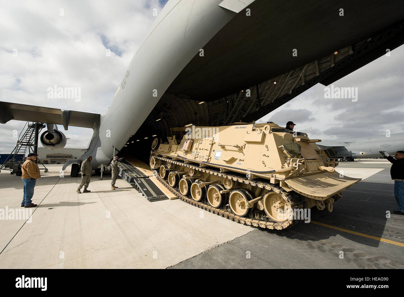 090310-F-4800M-094 un M88A2 de l'équipement lourd Combat de récupération et d'évacuation de levage de l'Utilitaire système, également connu sous le nom de Hercules, est chargé dans un C-17 Globemaster III Dover Air Force Base, Dover, Delaware, le 10 mars 2009. Le Hercules est utilisé pour remorquer en toute sécurité et récupérer inopérant des réservoirs. Jason Minto, U.S. Air Force. (Publié) Banque D'Images