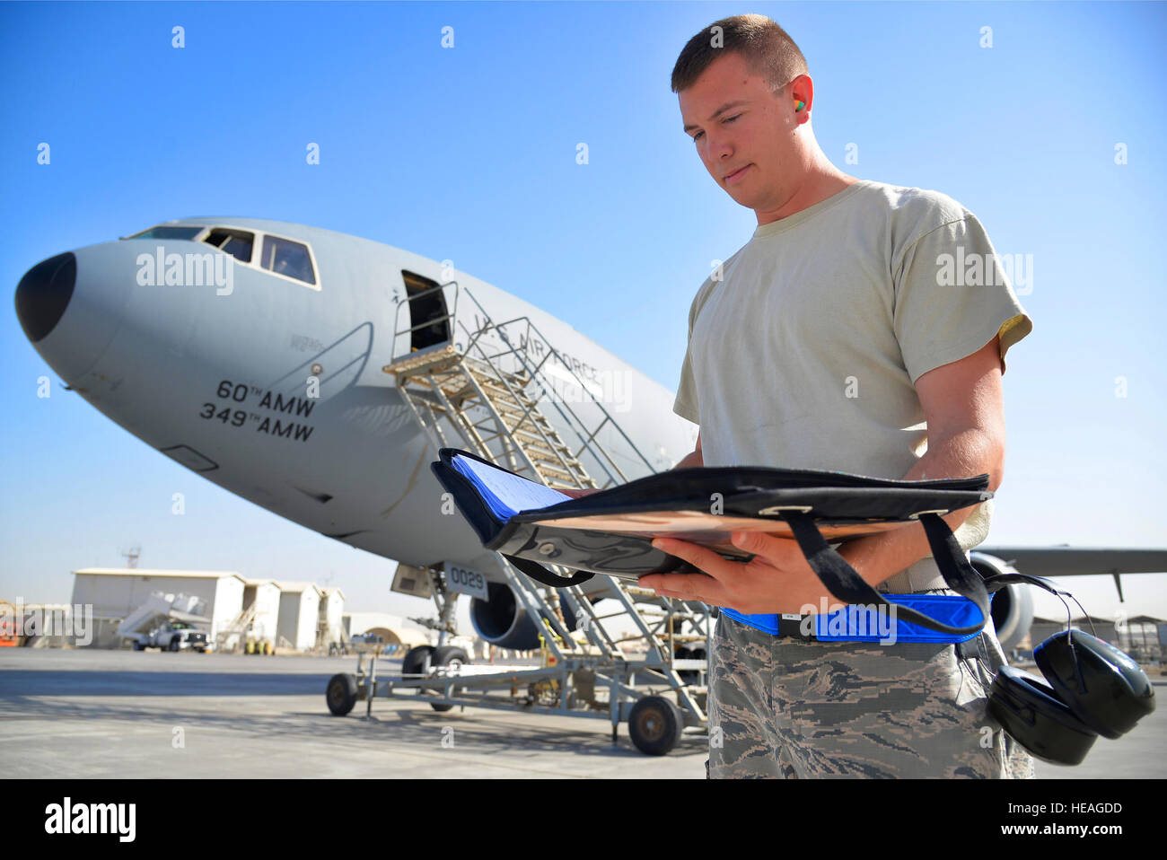 Le s.. Michael commentaires une liste d'inspection pour un KC-10 Extender dans un endroit inconnu, en Asie du Sud-Ouest, 12 mai 2015. Michael est un chef d'équipe affectée à l'Escadron de maintenance des aéronefs de la Force expéditionnaire du Canada. Pour des raisons de sécurité et des raisons de sécurité, les noms et désignations de l'unité ont été supprimés. Tech. Le Sgt. Christopher Boitz) Banque D'Images