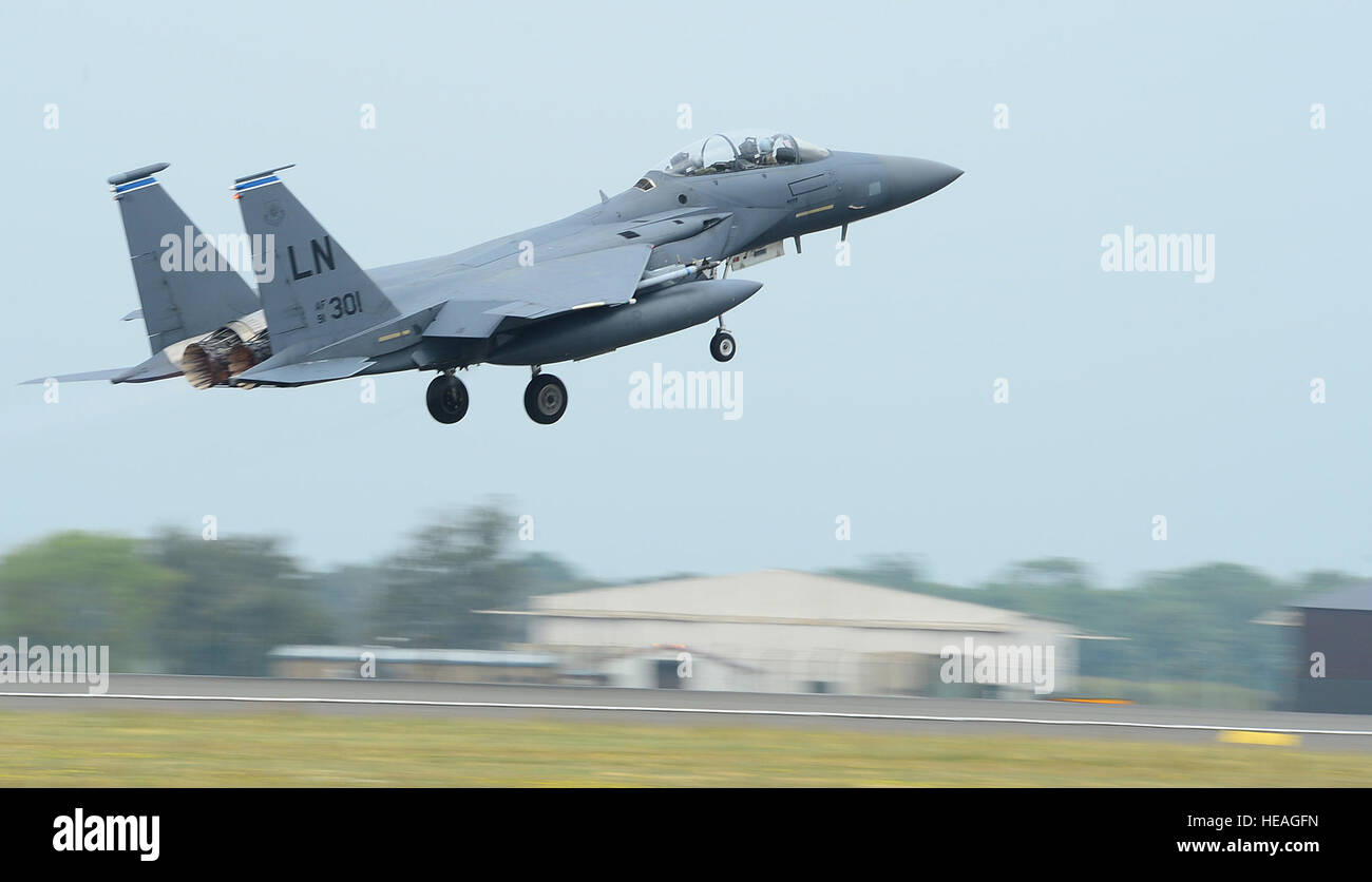 Un F-15E Strike Eagle de la 492e Escadron de chasse prend son envol au cours d'un exercice de Phase II le 18 juin 2013. Les essais de phase II, opérationnel et médical la préparation générale de la liberté d'aviateurs dans un environnement de déploiement. Airman Senior Tiffany M. Grigg) Banque D'Images