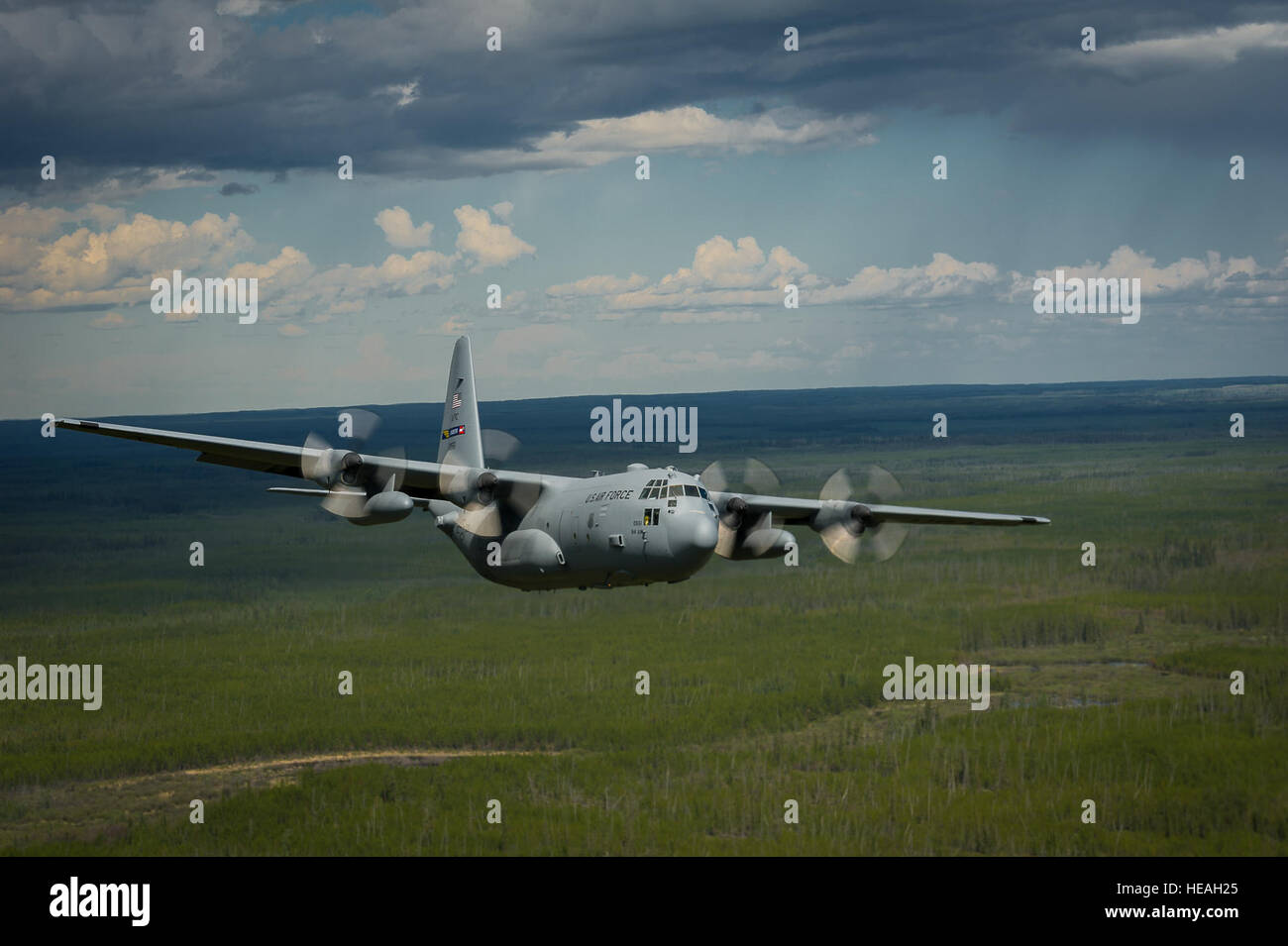 Un C-130 Hercules des manœuvres pour éviter surface-simulé les menaces aériennes au cours de l'exercice Maple Flag 47, 2 juin 2014, près de la Base des Forces canadiennes Cold Lake, en Alberta. L'exercice Maple Flag est un exercice international conçu pour améliorer l'interopérabilité des équipages de C-130, de la maintenance et de l'appui des spécialistes dans un environnement de combat simulé. Le C-130 est affecté à la 94e Escadre de transport aérien à Dobbins Air Reserve, Ga. Master Sgt. John R. Nimmo Sr.) Banque D'Images