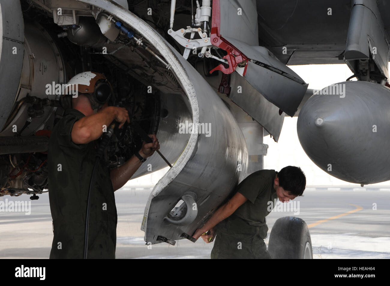 Le Cpl. Kristine Anderson (à droite) détient la baie moteur porte ouverte sur un EA-6B Prowler tandis que le Cpl. Shelby Coville utilise un jet d'eau à haute pression pendant 14 jours de lavage d'avions en Asie du Sud-Ouest, le 25 septembre 2012. L'avion se laver les 14 jours élimine la saleté et l'accumulation des résidus qui peuvent endommager l'appareil. Anderson est affecté à l'Escadron de Guerre électronique tactique maritime et deux Coville est affecté à l'Escadron de Guerre électronique tactique maritime trois. Les deux sont déployés à partir de la Marine Corps Air Station Cherry Point, N.C. Le s.. Sheila deVera) Banque D'Images