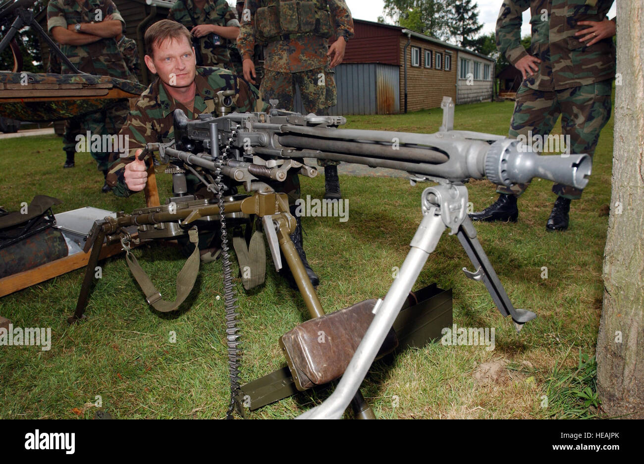 Le commandant de la Marine américaine, le Major Walter Schnell, apprend de la MG-3 mécanique avant le tir de fusil pour le tir le 16 mai 03, au cours d'effort combiné au Lager Aulenbach, Allemagne. Combined Endeavor '03, un Américain/Européen parrainé par commande, l'exercice est conçu pour identifier et documenter le commandement, contrôle, communications, informatique et (C4) l'interopérabilité entre l'OTAN et du Partenariat pour la paix. Des représentants de 38 pays et de l'OTAN participent à l'exercice, le 8-22 Mai 03, à Lager Aulenbach, Allemagne. 16 mai ( : Senior Airman Karolina Gmyrek) Banque D'Images