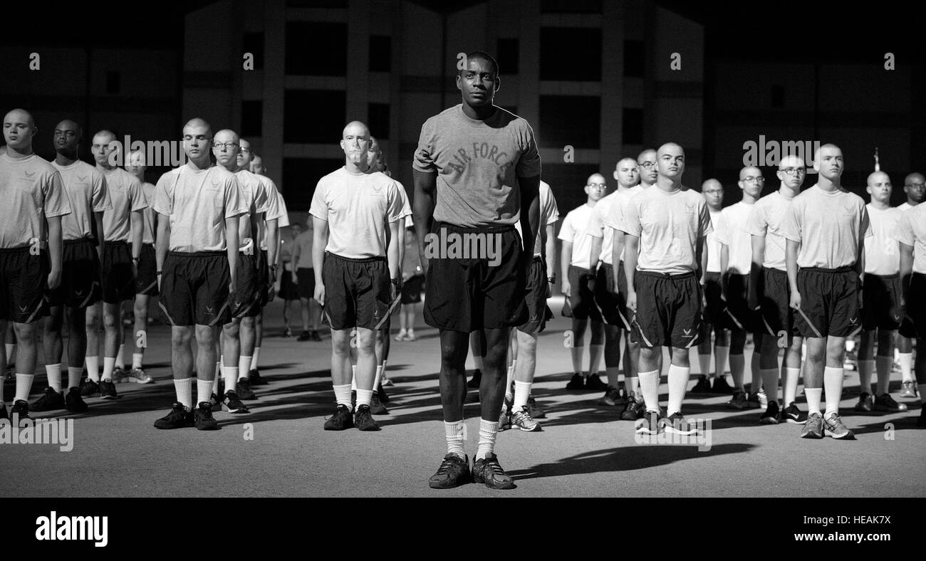 Un instructeur de l'US Air Force supervise un vol de stagiaires pendant l'entraînement physique à joint base San Antonio-Lackland. Les stagiaires en sont à la dernière semaine de la formation militaire de base, terminant la transition de stagiaire à aviateur, se préparant à assumer des responsabilités de service actif et les normes opérationnelles de la Force aérienne. Banque D'Images