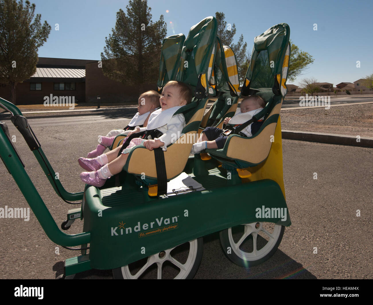 La base aérienne de HOLLOMAN, N.M. - Les bébés de la Holloman ride du centre de développement de l'enfant dans une poussette durant une cérémonie pour commémorer le début de la 2012 Mois de l'enfant militaire le 6 avril. Les 31 membres du personnel du CDC offrent un milieu sécuritaire, éducatif et économique environnement garderie pour plus de 80 enfants par jour, âgés de six semaines à cinq ans. Le ministère de la Défense fait le mois d'avril l'enfant militaire pour mettre en évidence près de 1,7 millions d'enfants américains de moins de 18 ans qui ont un parent qui sert dans les forces armées des États-Unis. Les familles des militaires soumis à l'homme Banque D'Images