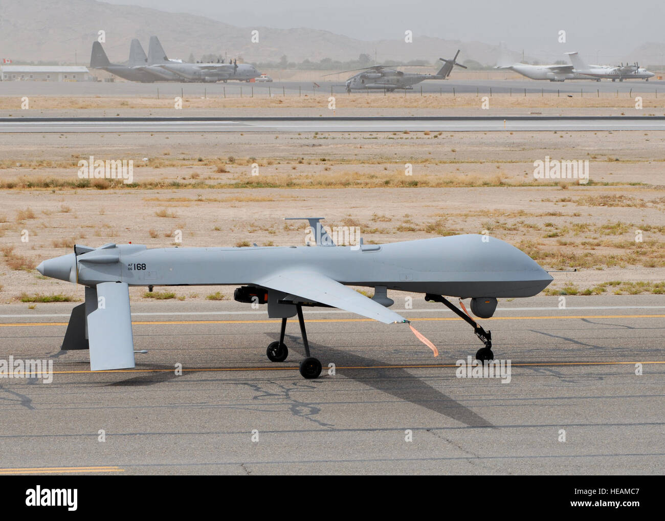 Aérodrome de Kandahar, Afghanistan - UN MQ-1 Predator Drone se prépare à  décoller sur une mission effectuée dans le cadre de l'opération Enduring  Freedom. (U.S. Air Force par le Sgt. Demetrius Lester