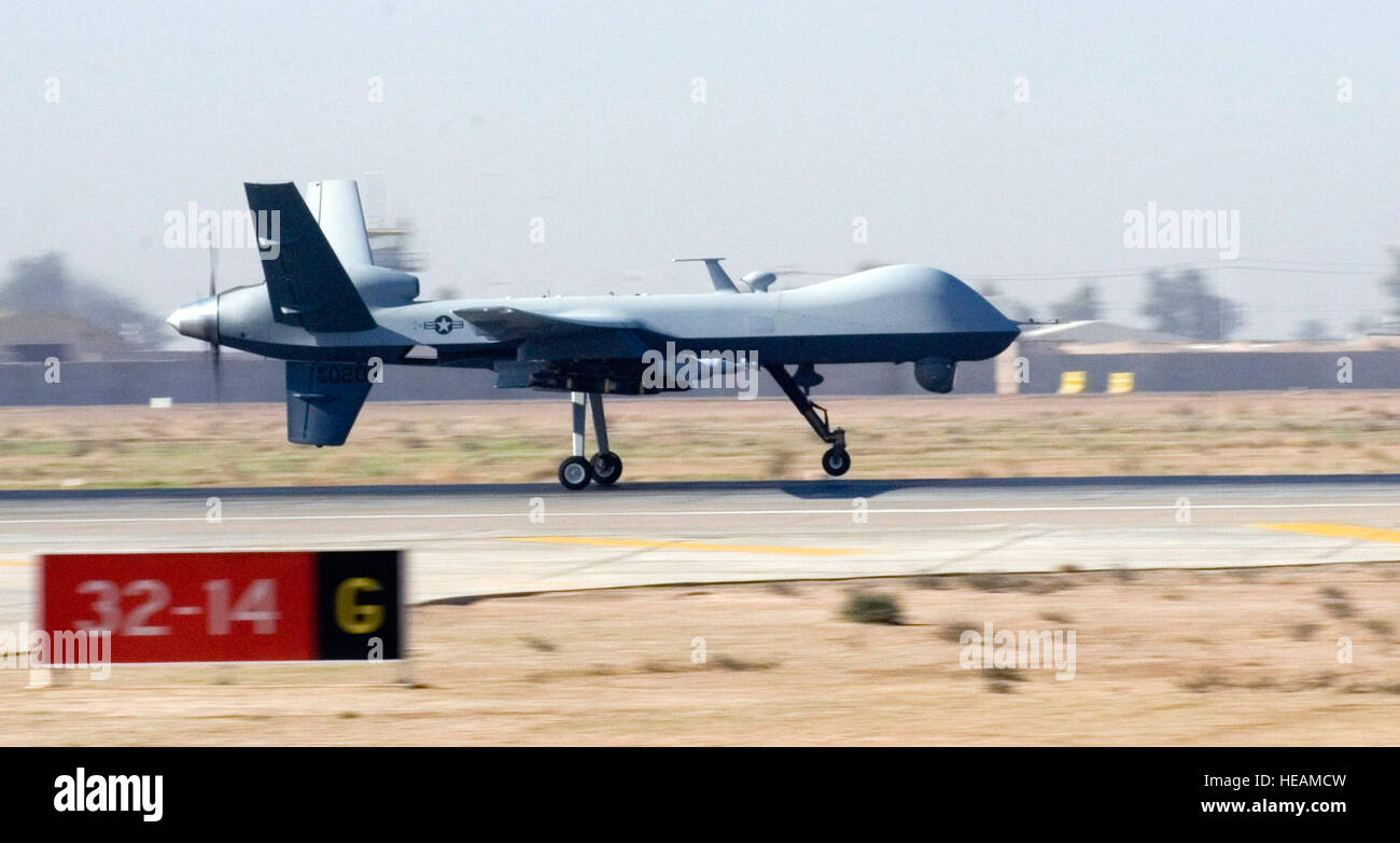 Un MQ-9 Reaper drone atterrit à Joint Base Balad, l'Iraq, le 10 novembre.  Les Faucheurs sont pilotés à distance et peut s'attarder sur les champs de  bataille, fournissant des capacités de frappe