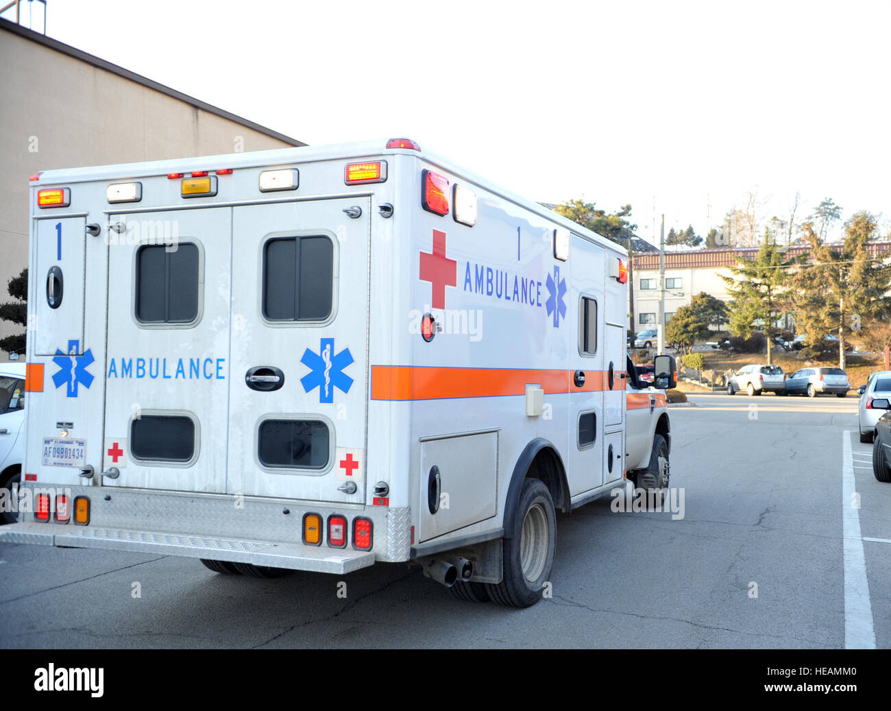 Un 51e Groupe médical ambulance transporte une victime simulée à la 51e de l'OMD pour plus de soins médicaux dans le cadre d'un scénario d'un grand nombre de blessés à l'extérieur du bâtiment 938 au cours de l'exercice de l'état de préparation opérationnelle Beverly minuit 14-02 à Osan Air Base, République de Corée, le 11 février 2014. Le scénario a reproduit ce que serait une chaîne d'événements, nécessitant des capacités 938's post-attaque de l'équipe de reconnaissance de contacter 51e Escadron des Forces de sécurité de l'information relayé défenseurs qui à la 51e Escadron de génie civile Service d'incendie qui a passé la nécessité d'une assistance médicale supplémentaire à la 51e de l'OMD TRAF. Ai Banque D'Images